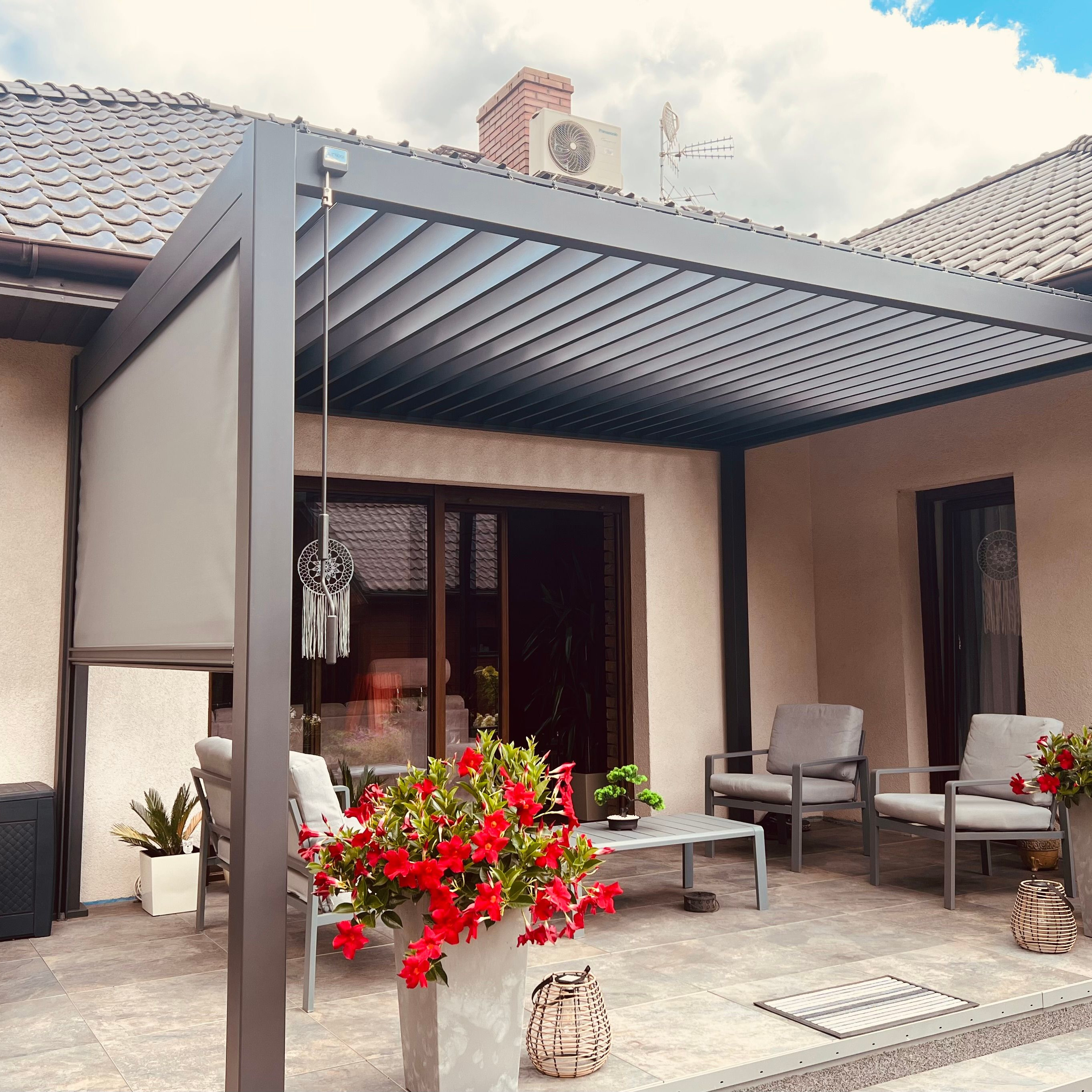 Roleta opuszczana do pergoli Premium 3m Anthracite - Gutroof zdjęcie realizacji 4