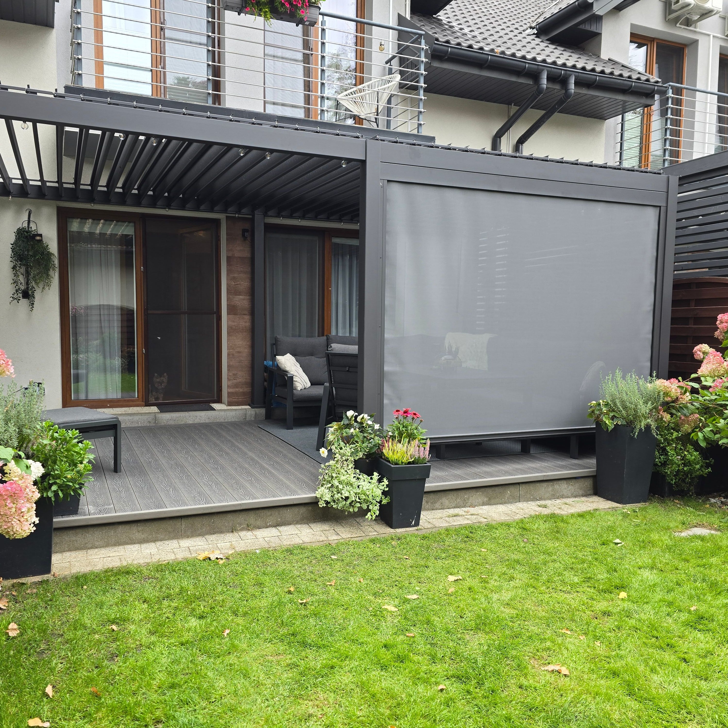 Roleta opuszczana do pergoli Premium 3m Anthracite - Gutroof zdjęcie realizacji 6