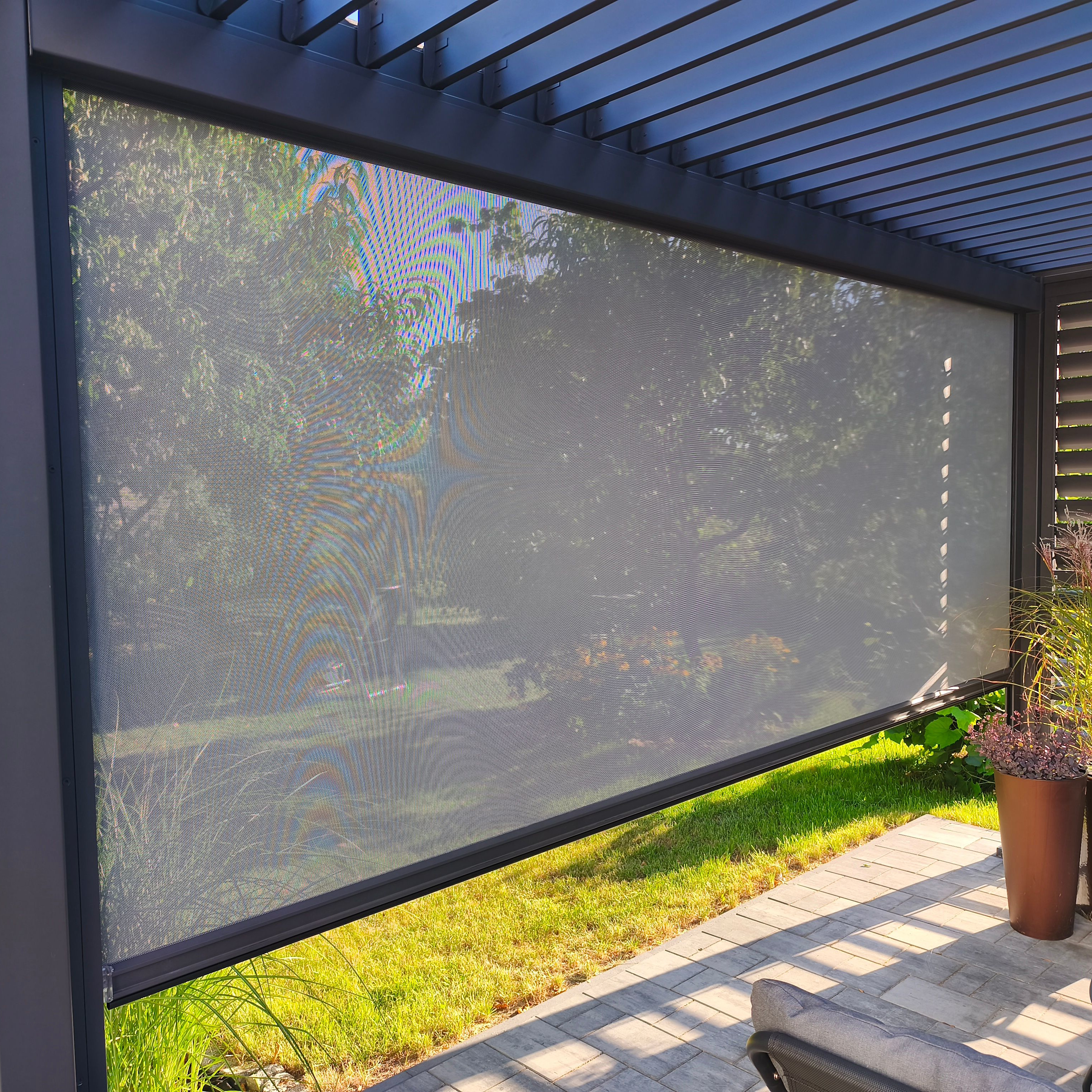 Roleta opuszczana 4m Premium Anthracite - Gutroof zdjęcie realizacji 2