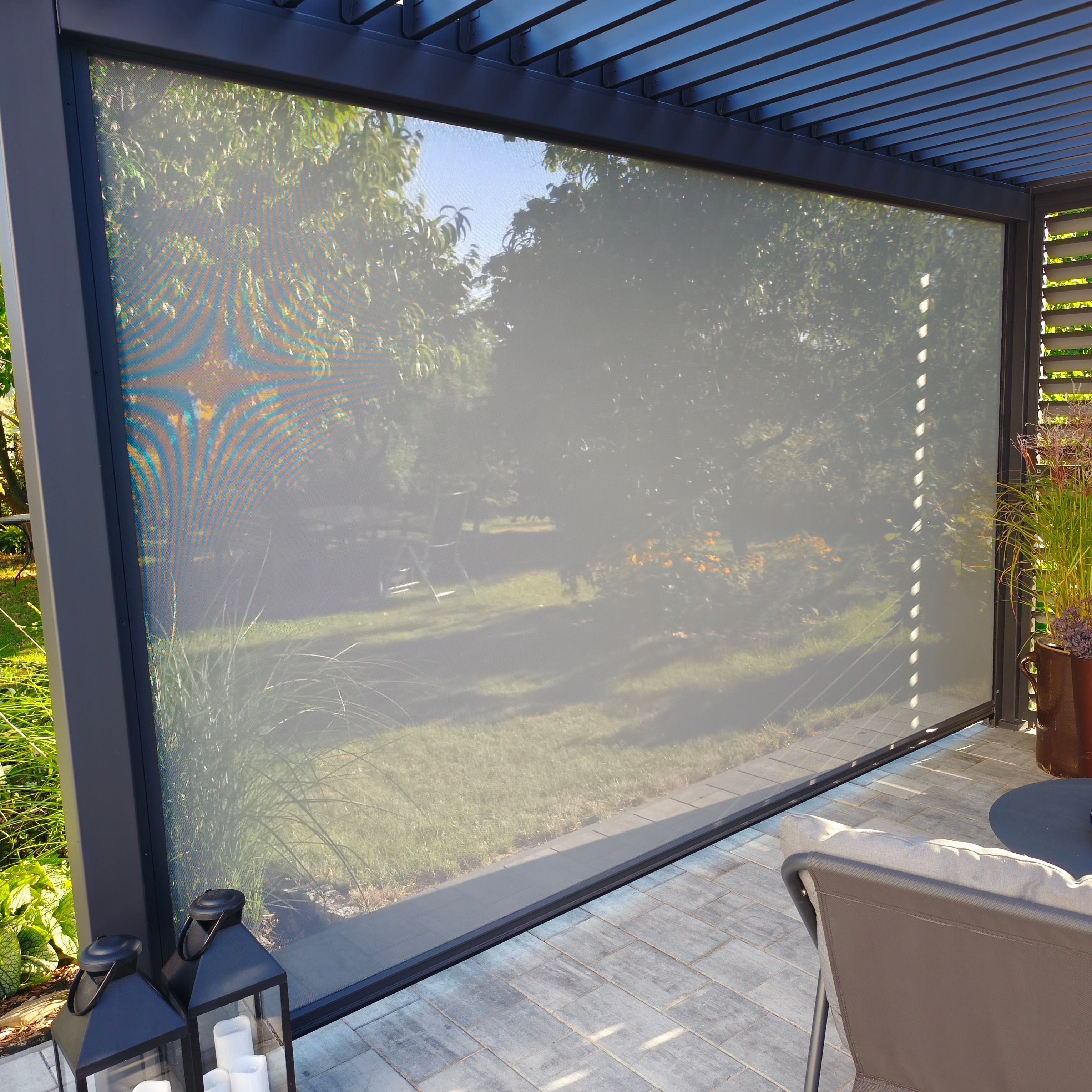 Roleta opuszczana 4m Premium Anthracite - Gutroof zdjęcie realizacji 3