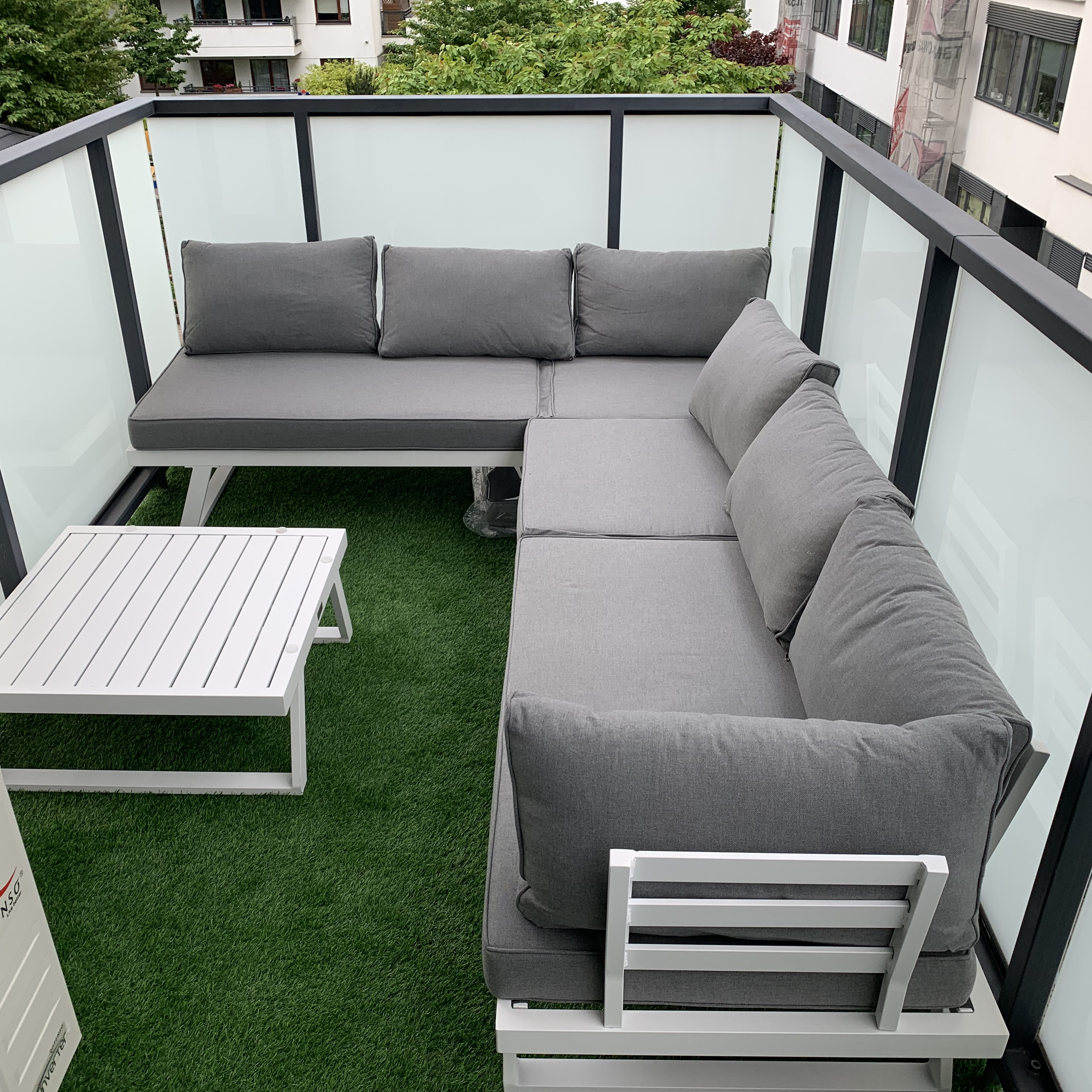 Narożnik modułowy aluminiowy MIDWAY White - Bjørkka zdjęcie realizacji 1