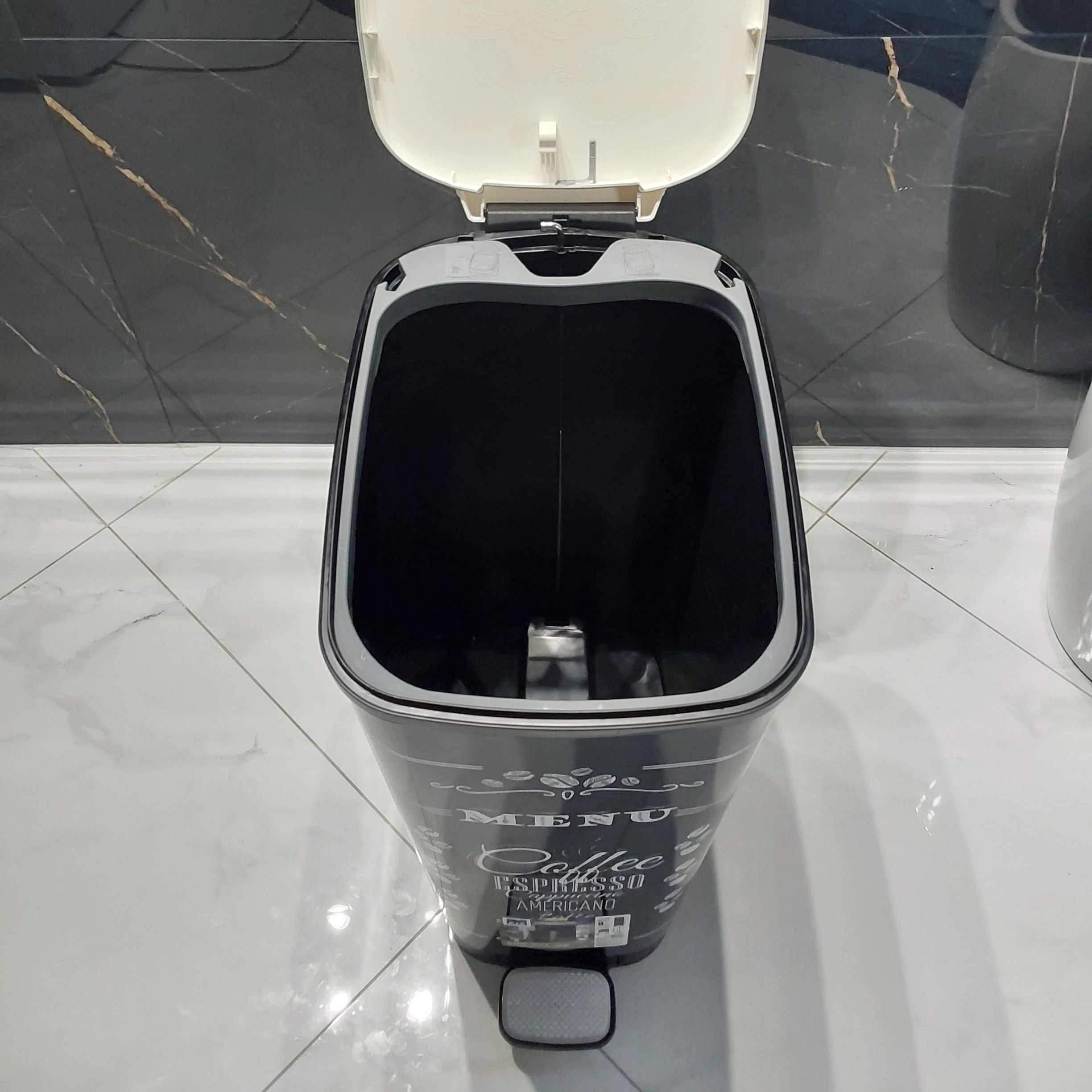 Kosz na odpady z pedałem 45L Coffee Menu - KETER zdjęcie realizacji 2