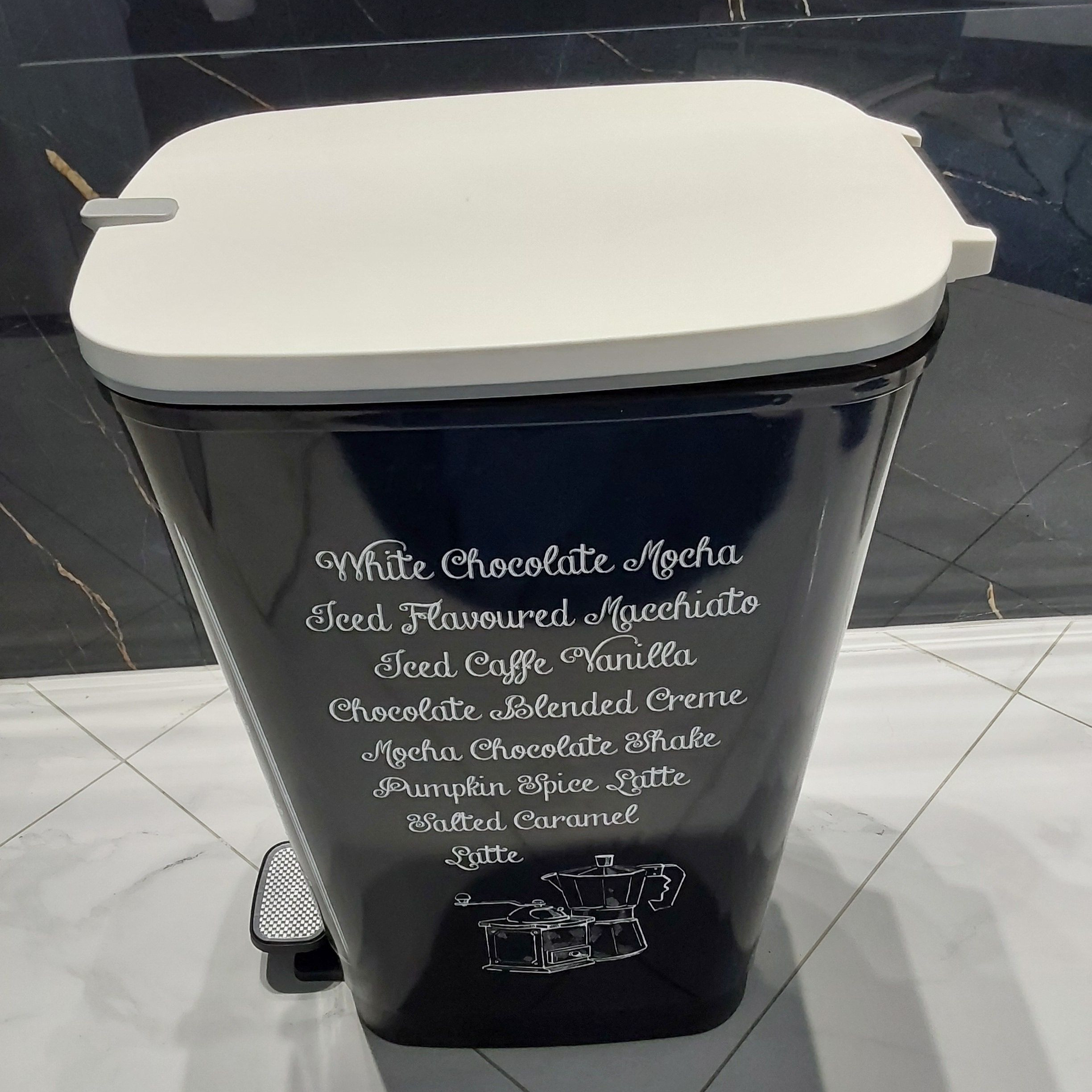 Kosz na odpady z pedałem 45L Coffee Menu - KETER zdjęcie realizacji 3