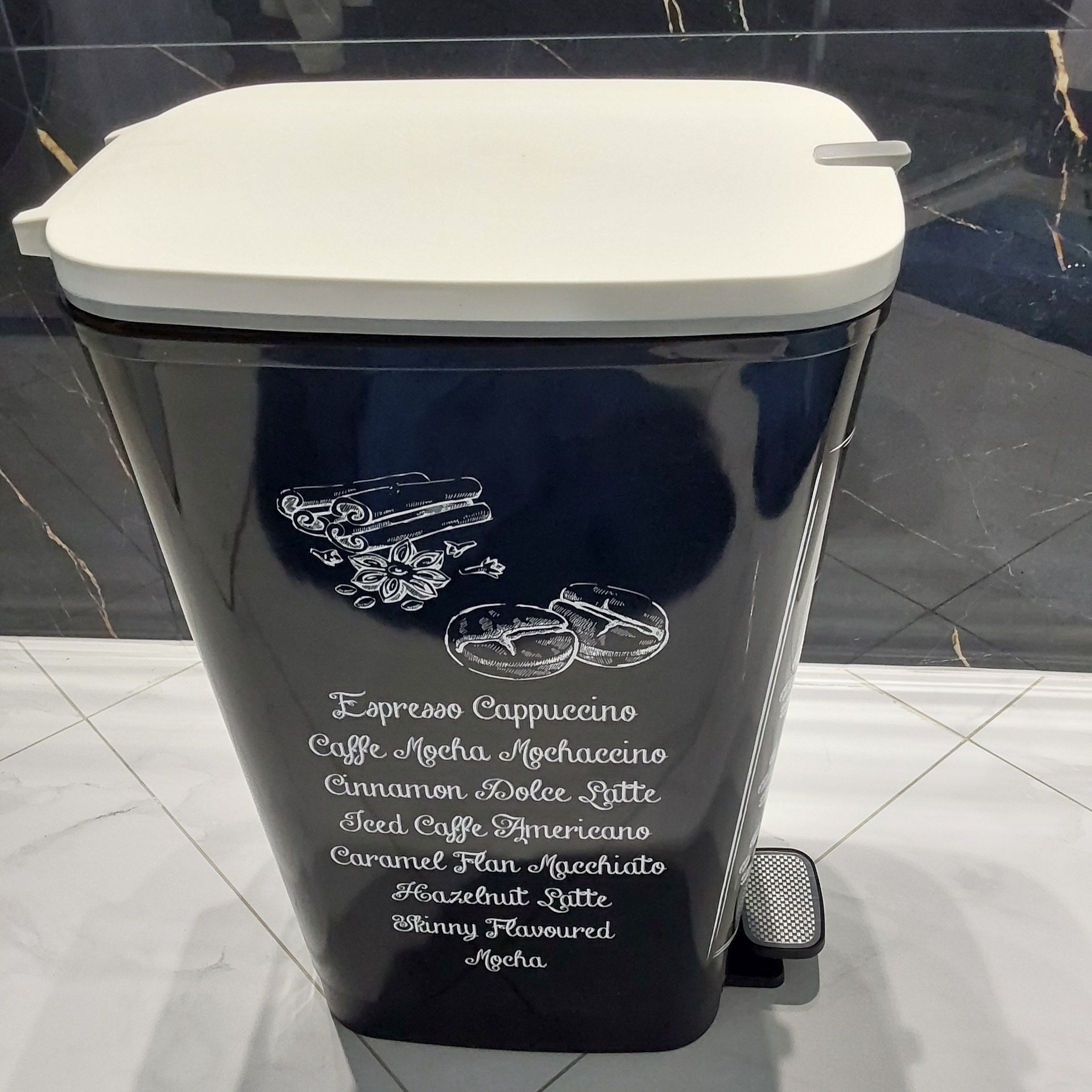 Kosz na odpady z pedałem 45L Coffee Menu - KETER zdjęcie realizacji 4