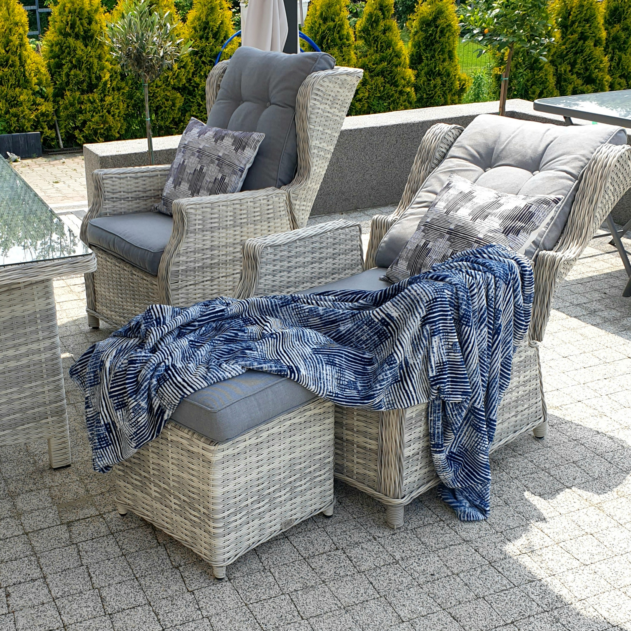Meble technorattanowe TRIVENTO 3 DINING + PUFY White Grey - Bjørkka  zdjęcie realizacji 2