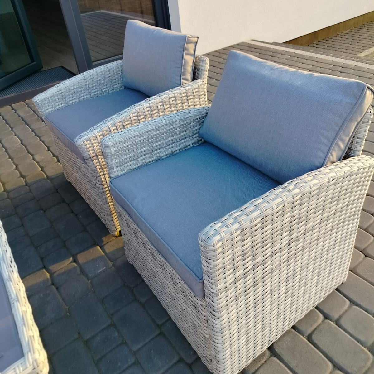 Zestaw z technorattanu BORNEO + PUFY White Grey zdjęcie realizacji 2