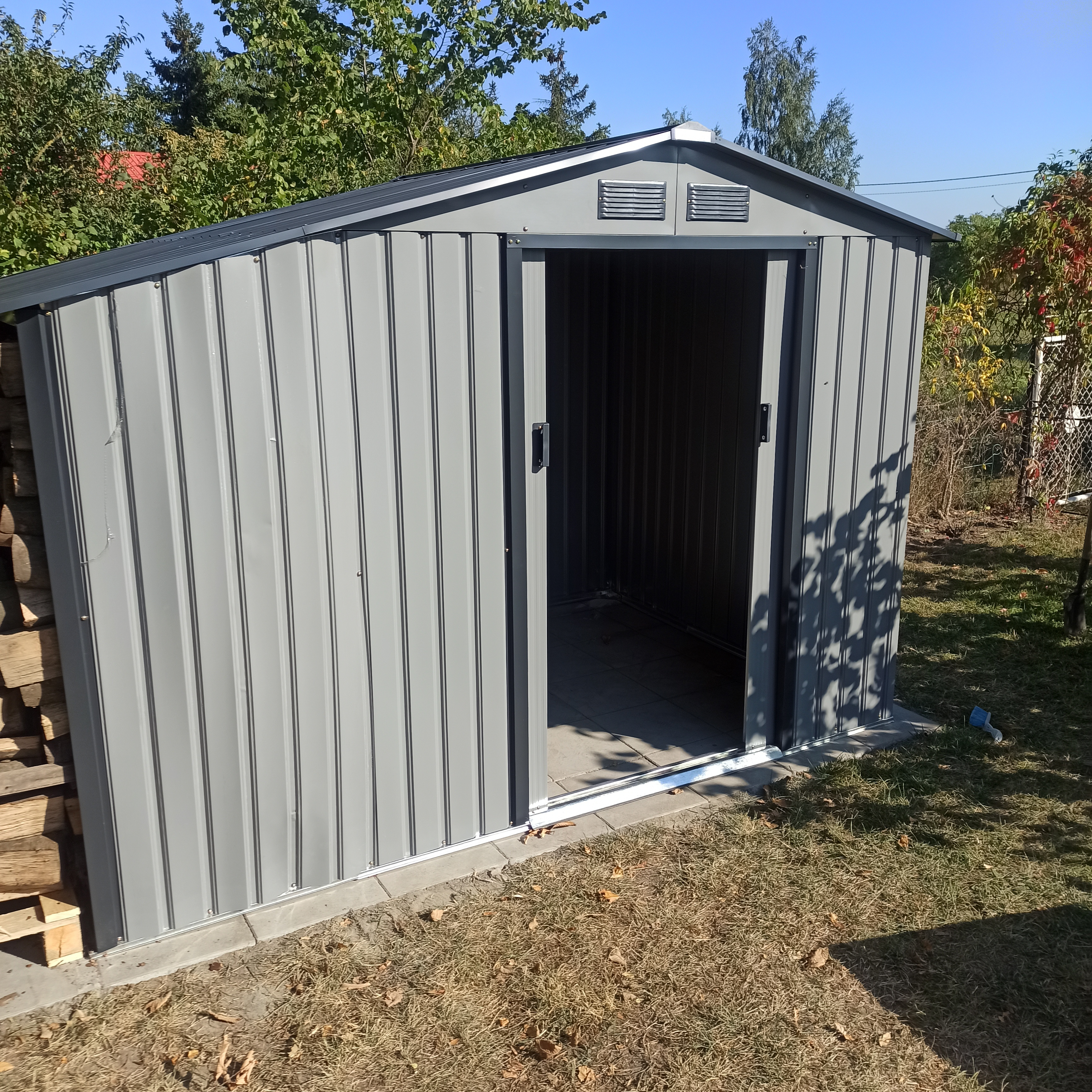 Domek ogrodowy z drewutnią MADISON 278x191cm Light Grey - Hardmaister zdjęcie realizacji 1