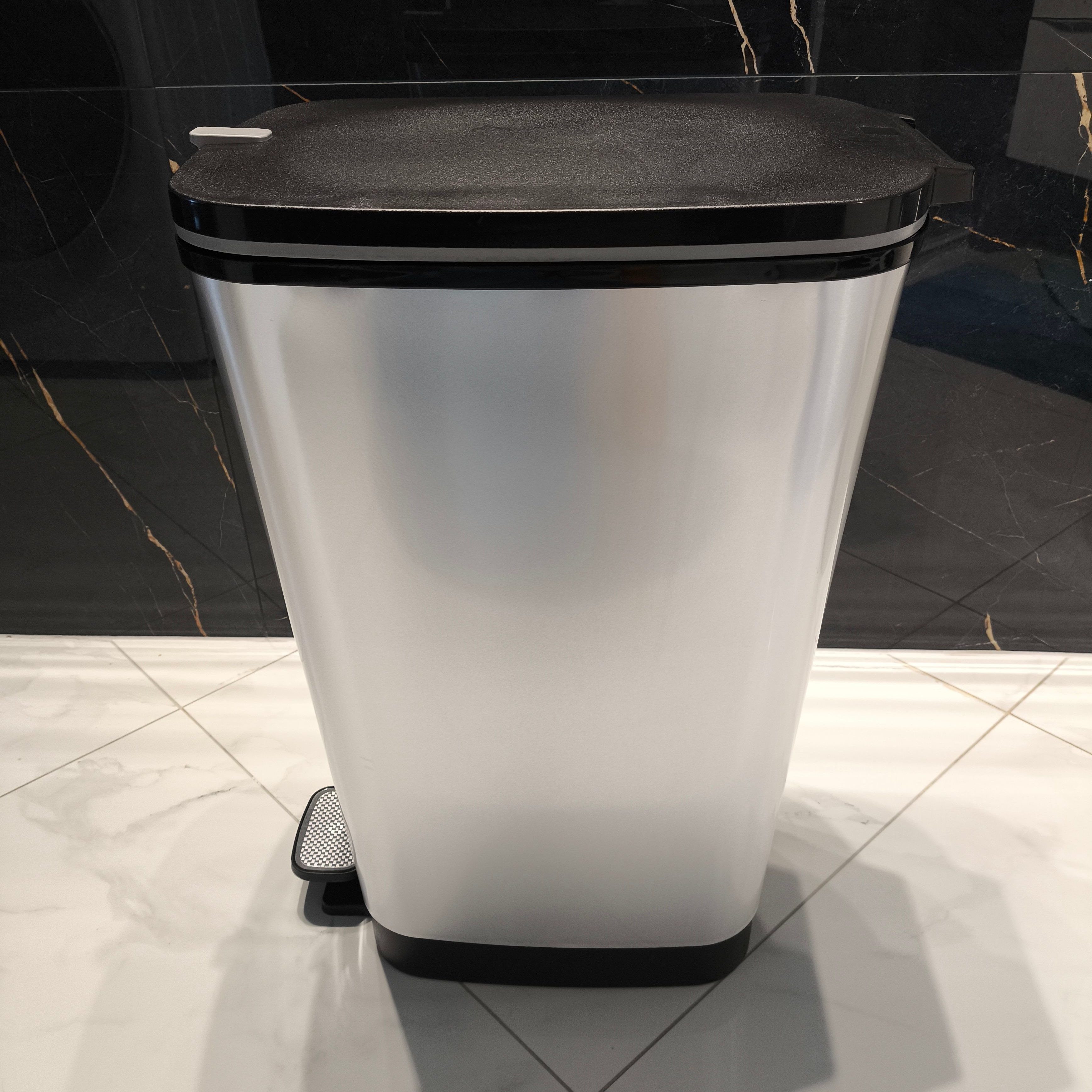 Kosz na śmieci z pedałem 45L Steel - KETER zdjęcie realizacji 2