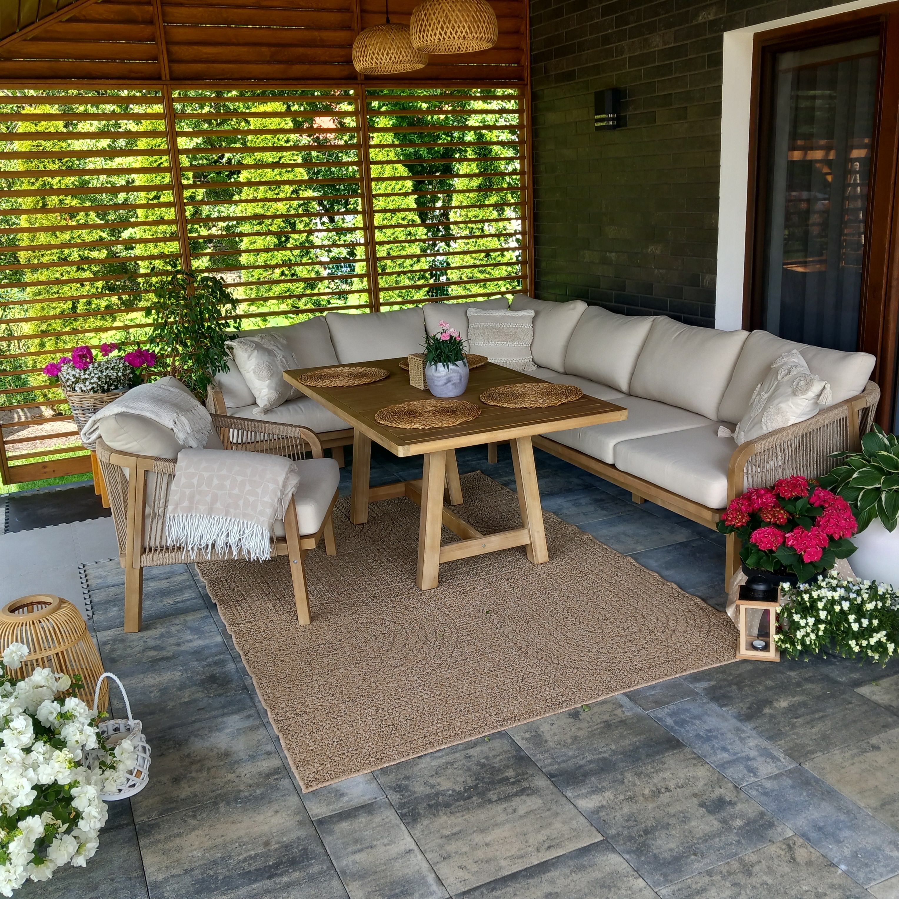 Narożnik z drewna akacjowego MARIGOLD dining - FURRORE zdjęcie realizacji 1