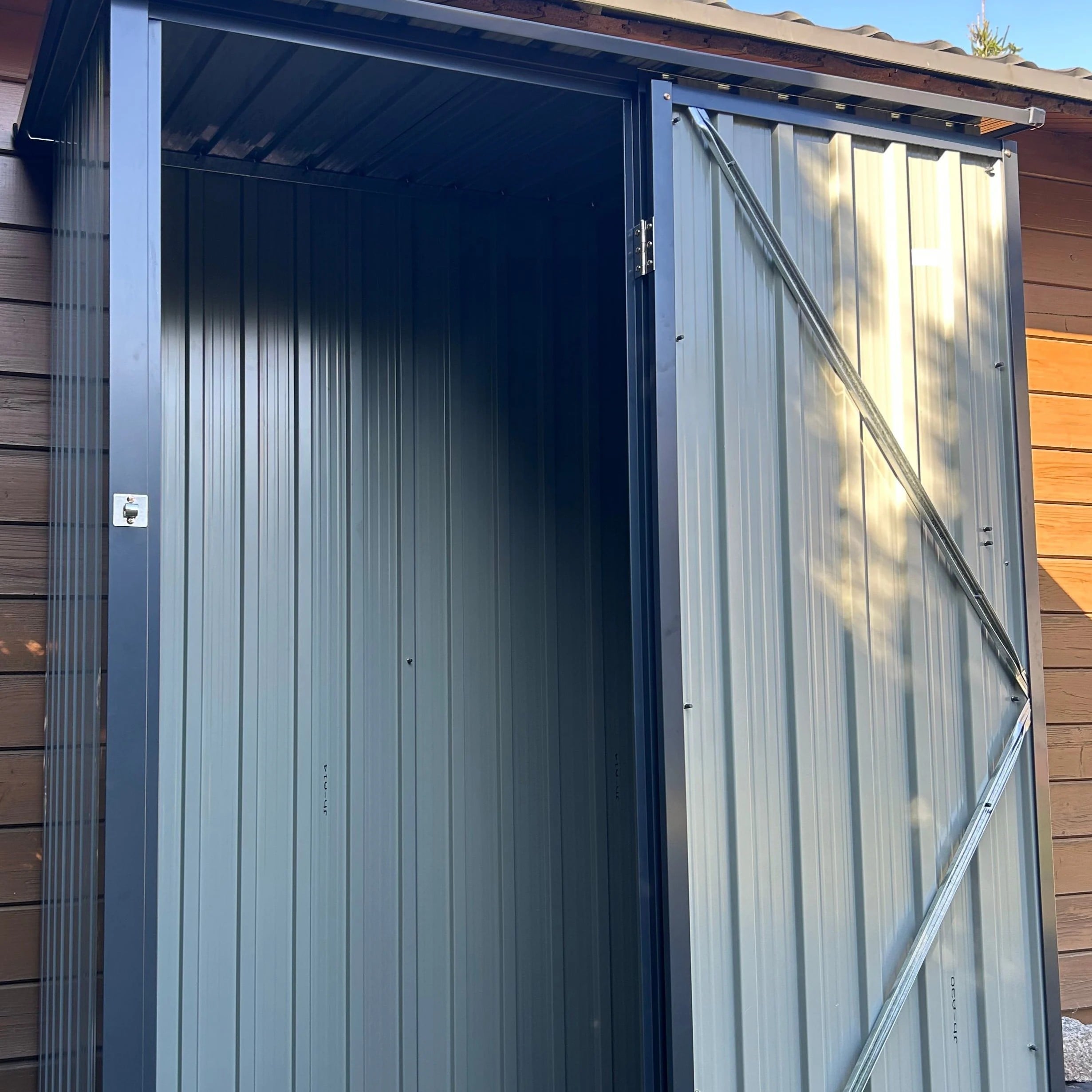 Metalowa szopka ogrodowa KENT 143x89cm Light Grey - HARDMAISTER zdjęcie realizacji 2