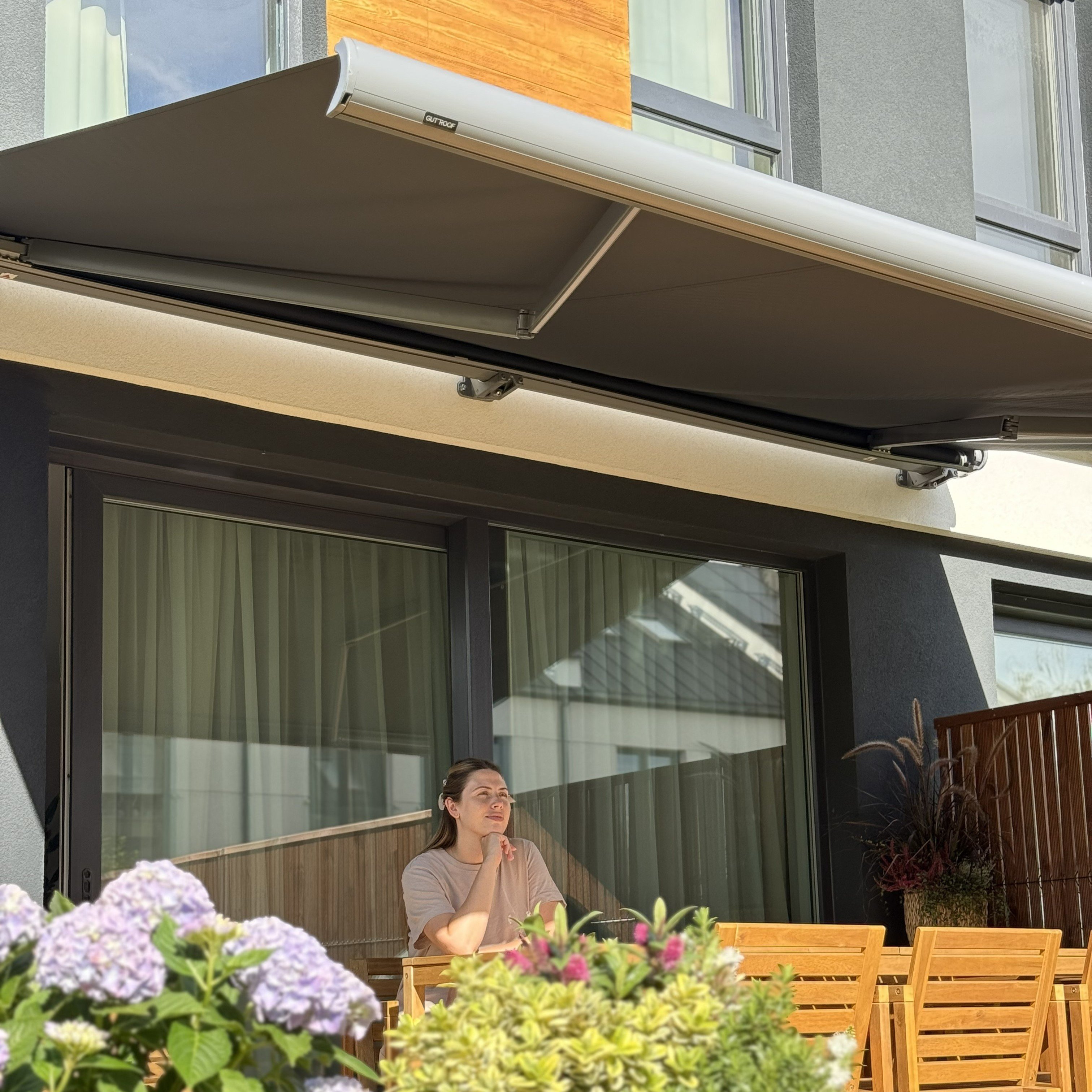 Markiza automatyczna  + Led DELUXE AUTOMATIC 450x300, Grey - Gutroof zdjęcie realizacji 5
