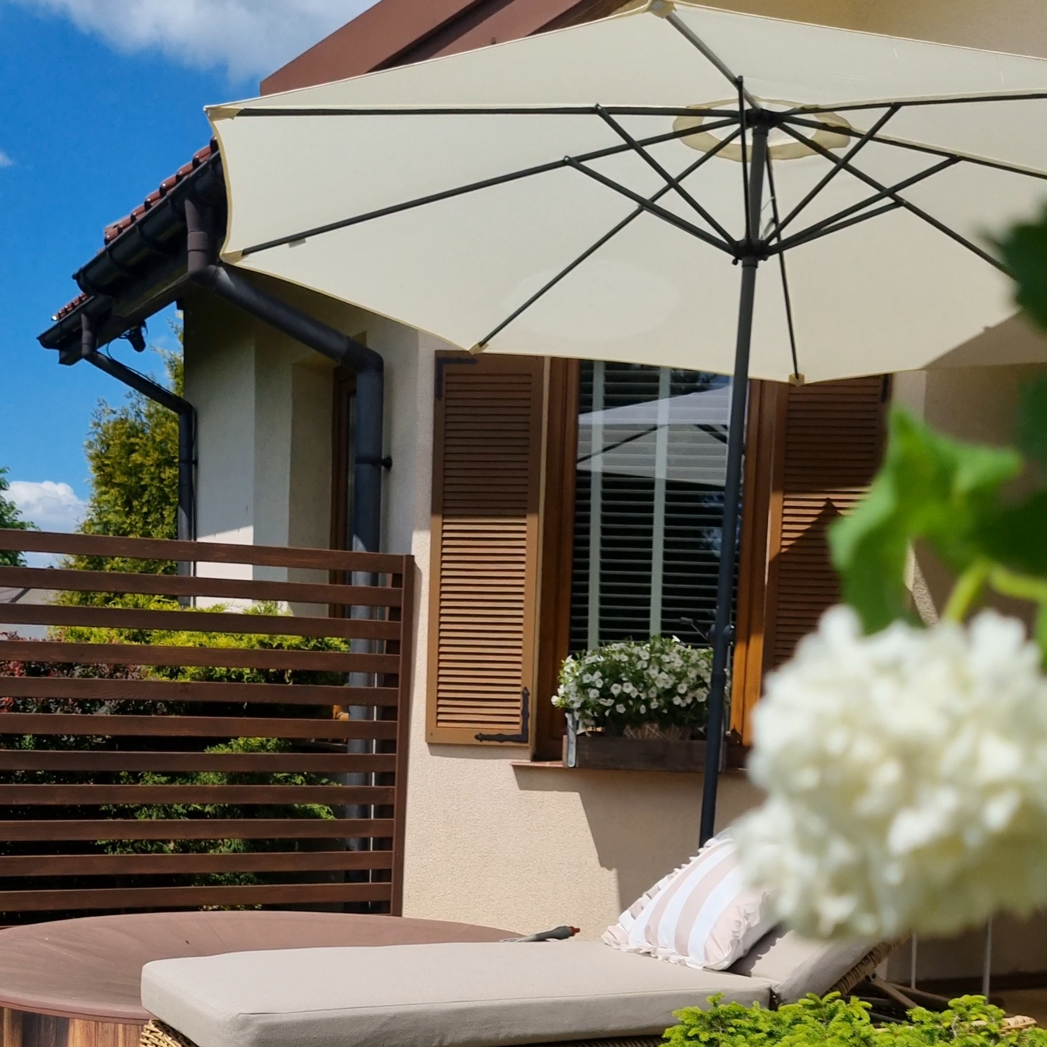 Parasol ogrodowy MOOREA 3m Beige - Bjørkka zdjęcie realizacji 3