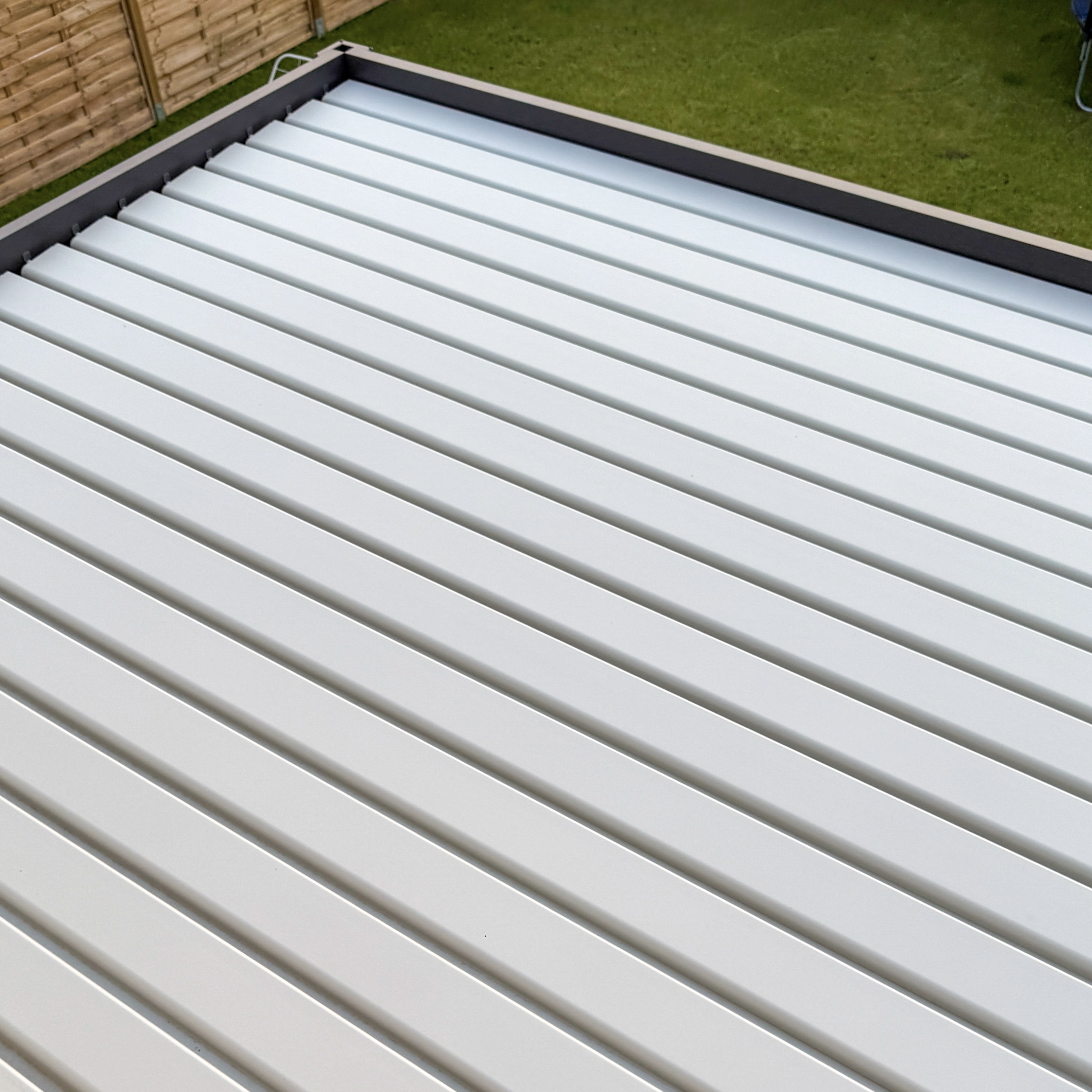 Pergola tarasowa ELEGANCE 3x3 Anthracite/Light Grey - Gutroof  zdjęcie realizacji 5