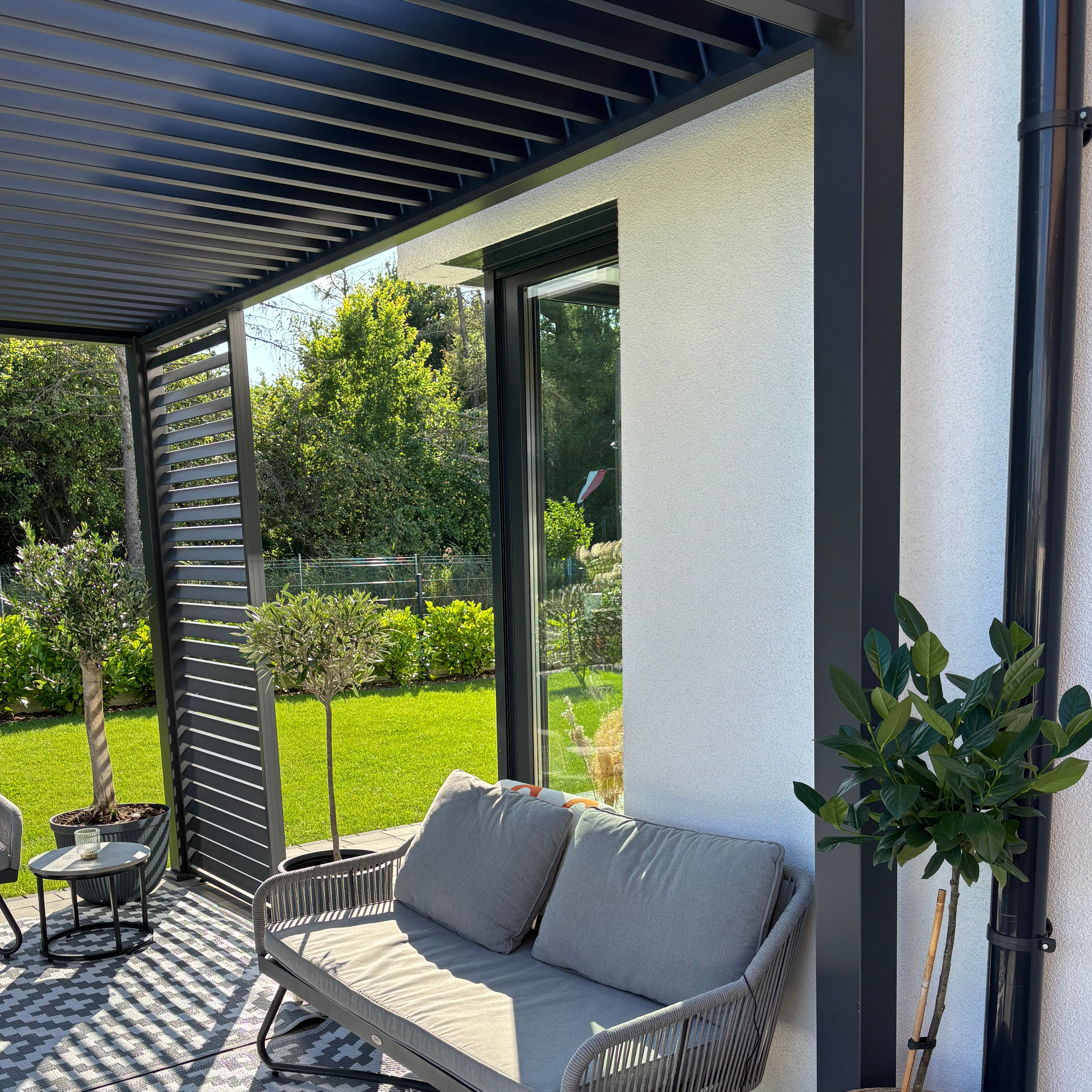 Pergola ogrodowa na taras ELEGANCE 3x4 Anthracite - Gutroof  zdjęcie realizacji 3