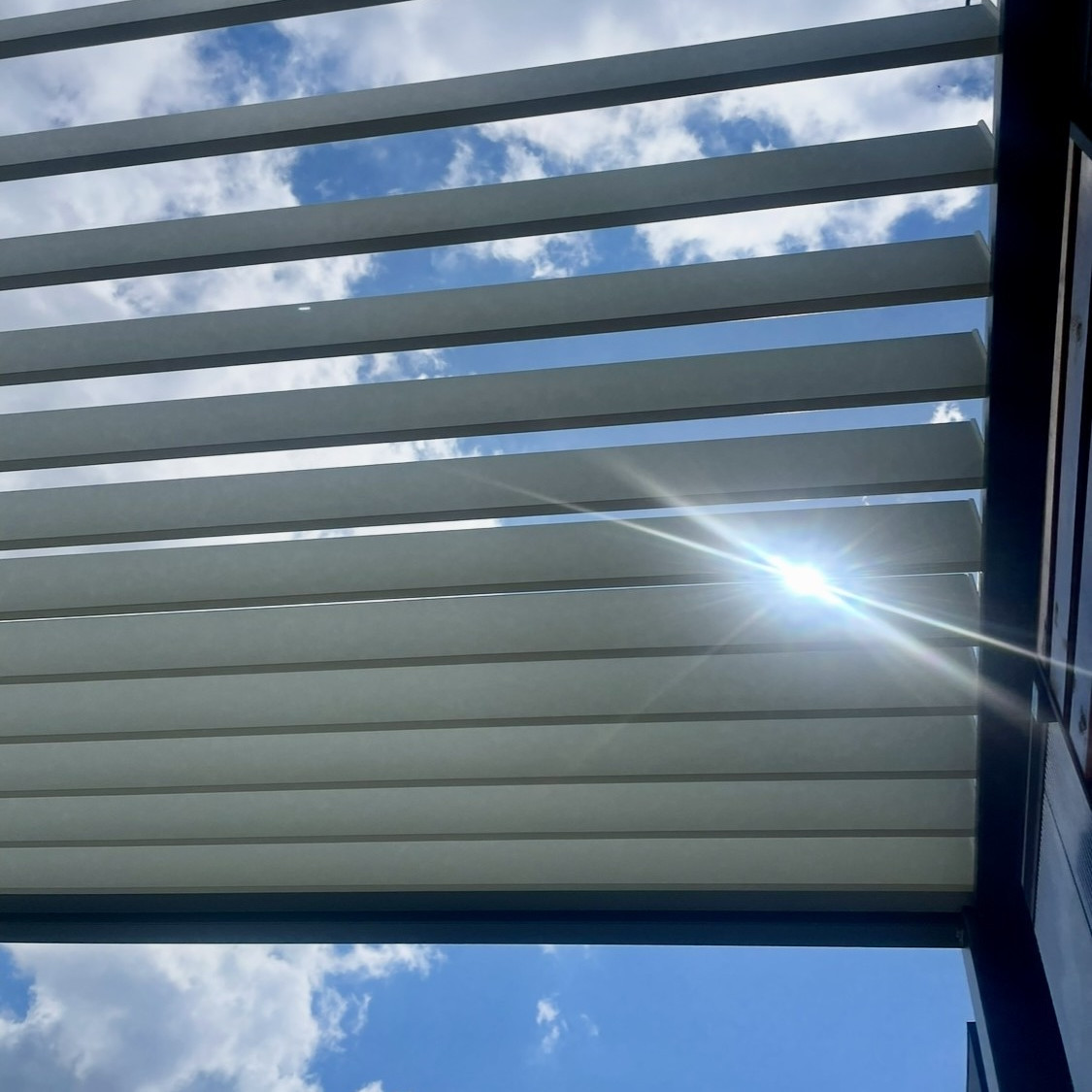 Pergola ogrodowa na taras ELEGANCE 3x4 Anthracite/Light Grey - Gutroof  zdjęcie realizacji 3