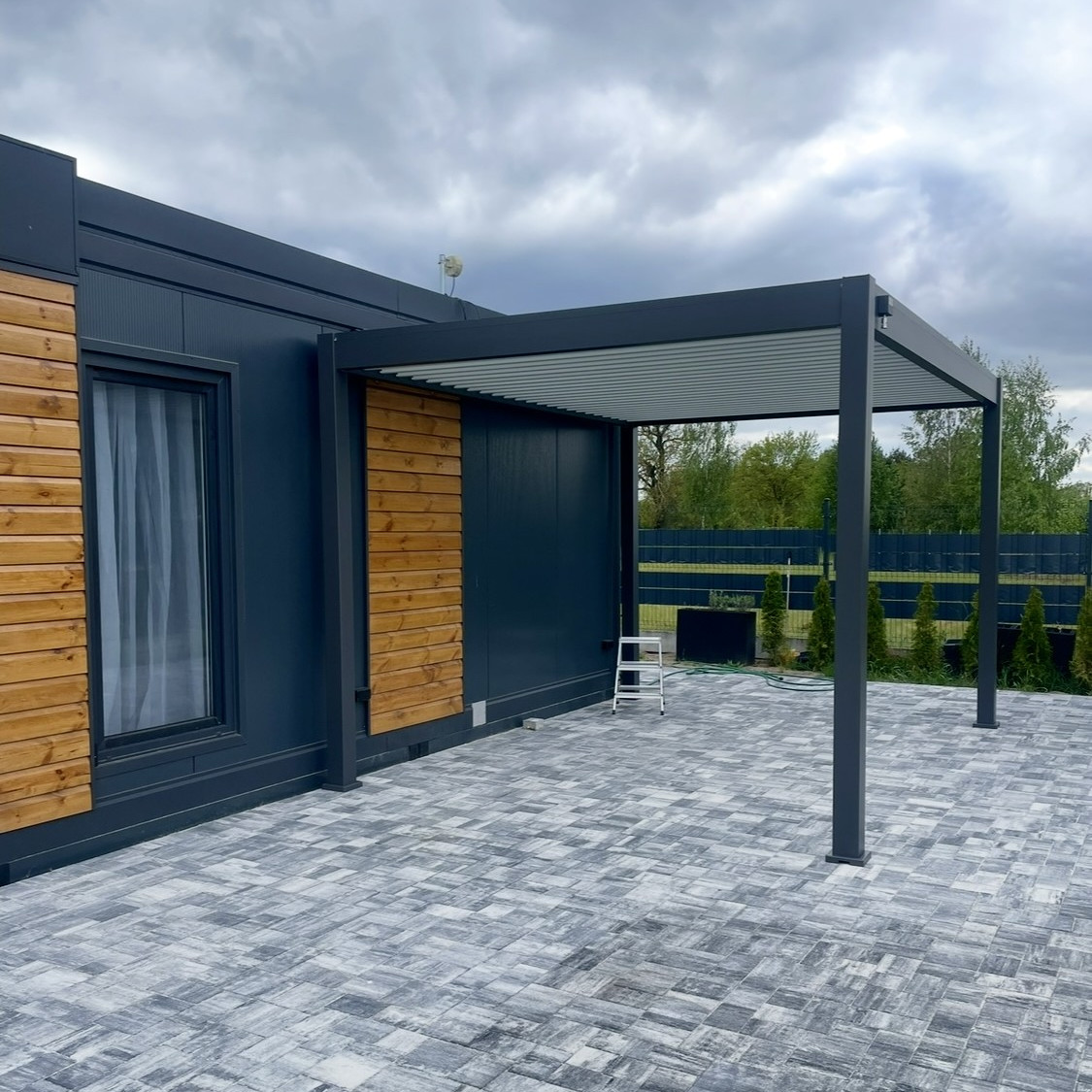 Pergola ogrodowa na taras ELEGANCE 3x4 Anthracite/Light Grey - Gutroof  zdjęcie realizacji 6