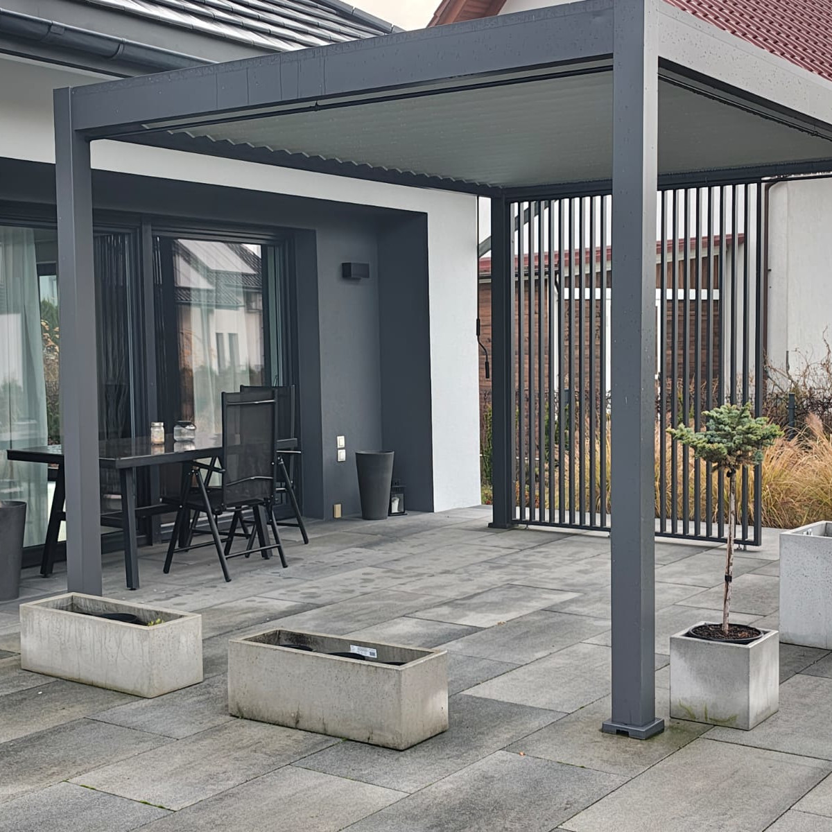 Pergola ogrodowa na taras ELEGANCE 3x4 Anthracite/Light Grey - Gutroof zdjęcie realizacji 2