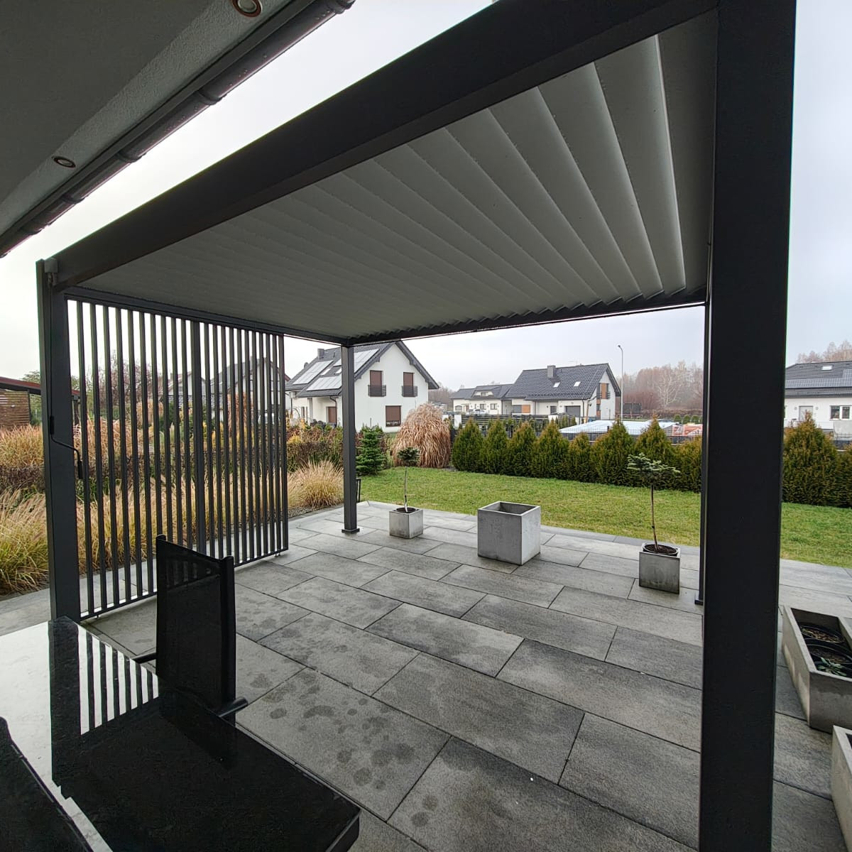 Pergola ogrodowa na taras ELEGANCE 3x4 Anthracite/Light Grey - Gutroof  zdjęcie realizacji 2