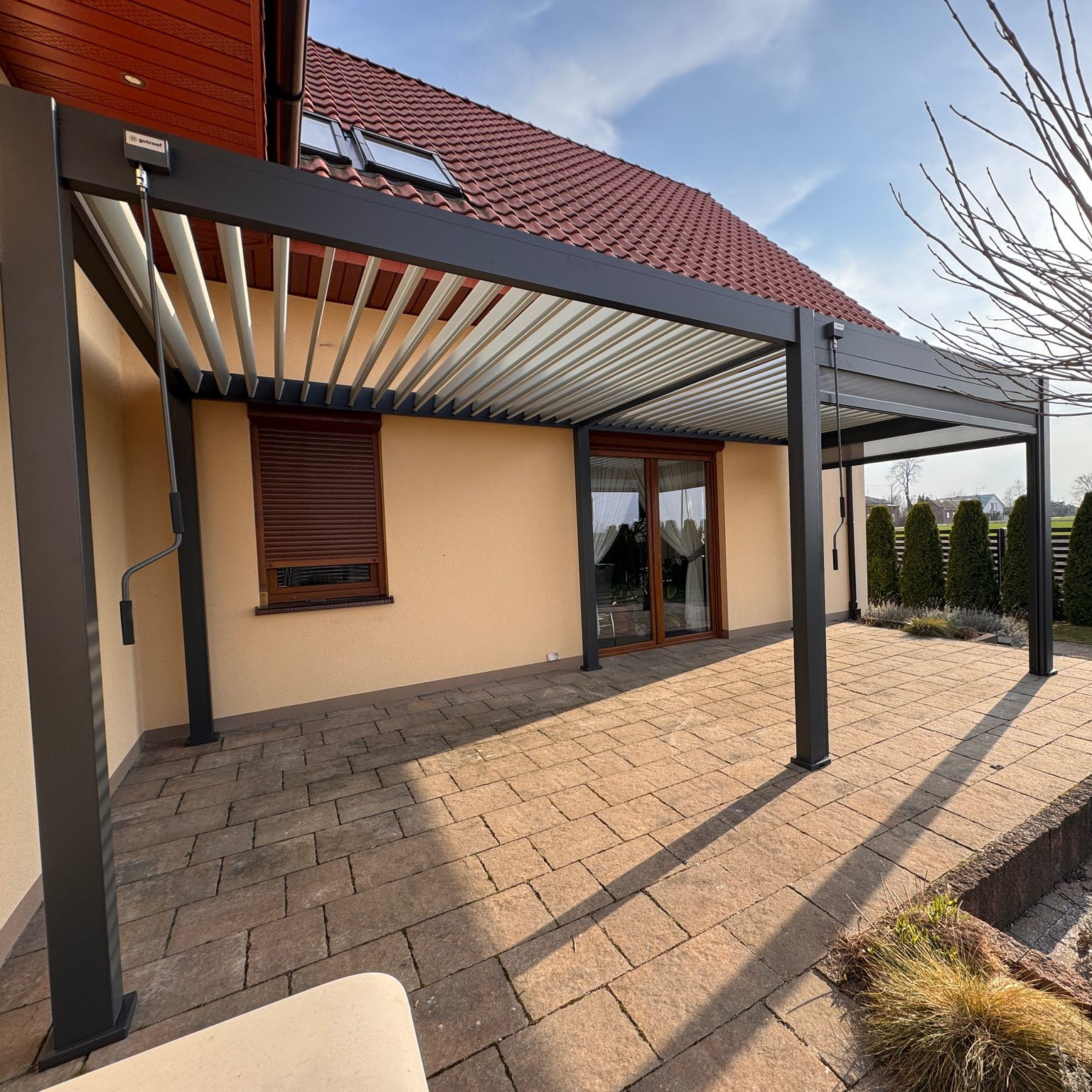 Pergola aluminiowa na ogród ELEGANCE 3x6 Anthracite/Light Grey - Gutroof zdjęcie realizacji 8