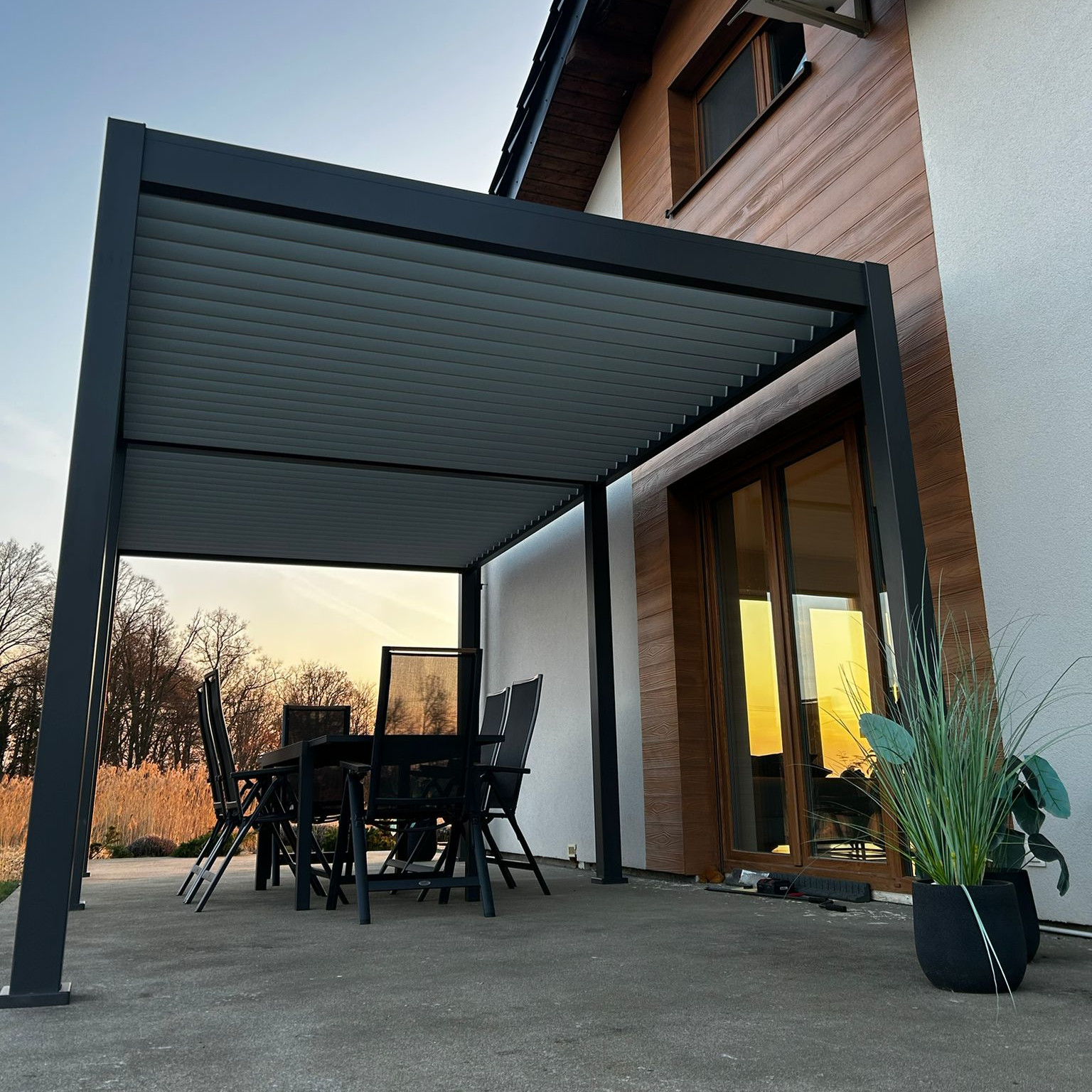 Pergola aluminiowa na ogród ELEGANCE 3x6 Anthracite/Light Grey - Gutroof zdjęcie realizacji 2