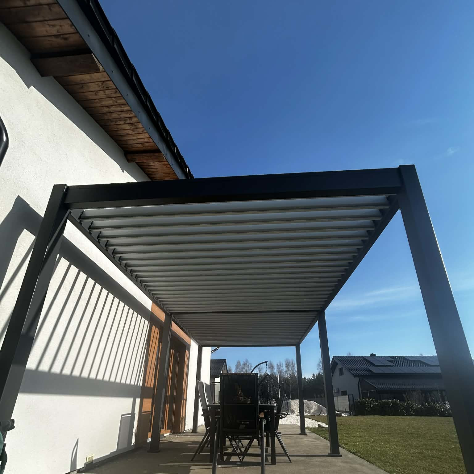 Pergola aluminiowa na ogród ELEGANCE 3x6 Anthracite/Light Grey - Gutroof zdjęcie realizacji 4