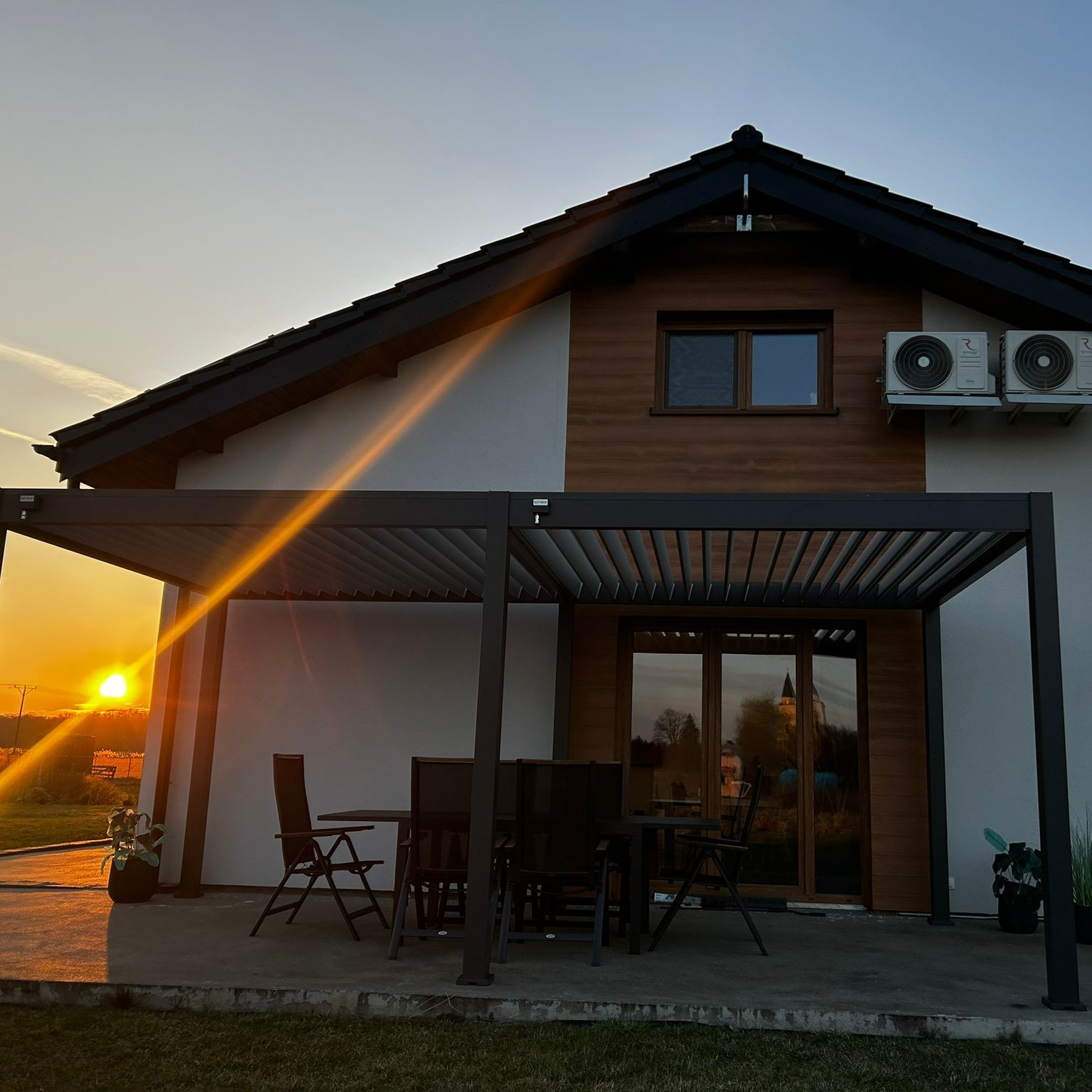 Pergola aluminiowa na ogród ELEGANCE 3x6 Anthracite/Light Grey - Gutroof zdjęcie realizacji 6
