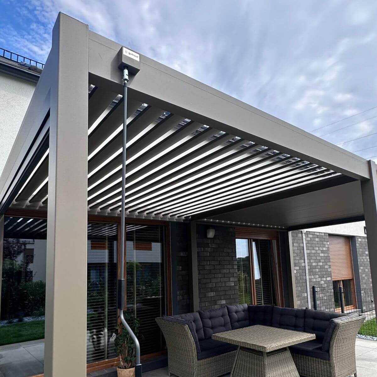 Pergola ogrodowa ELEGANCE 3x6 Taupe - Gutroof  zdjęcie realizacji 1
