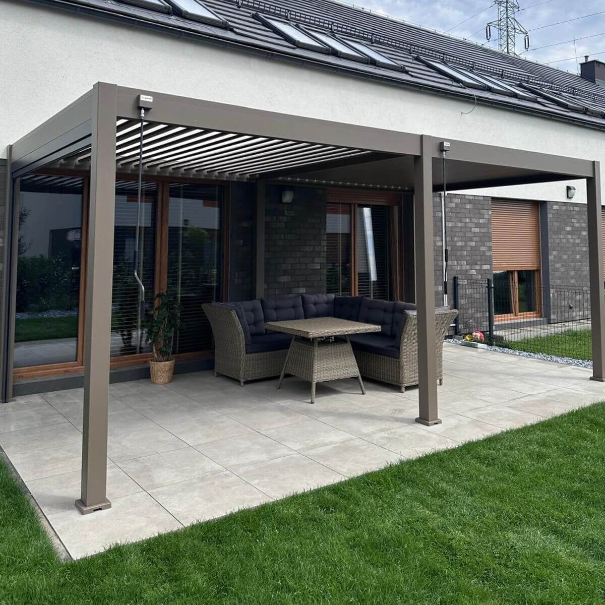 Pergola ogrodowa ELEGANCE 3x6 Taupe - Gutroof  zdjęcie realizacji 3