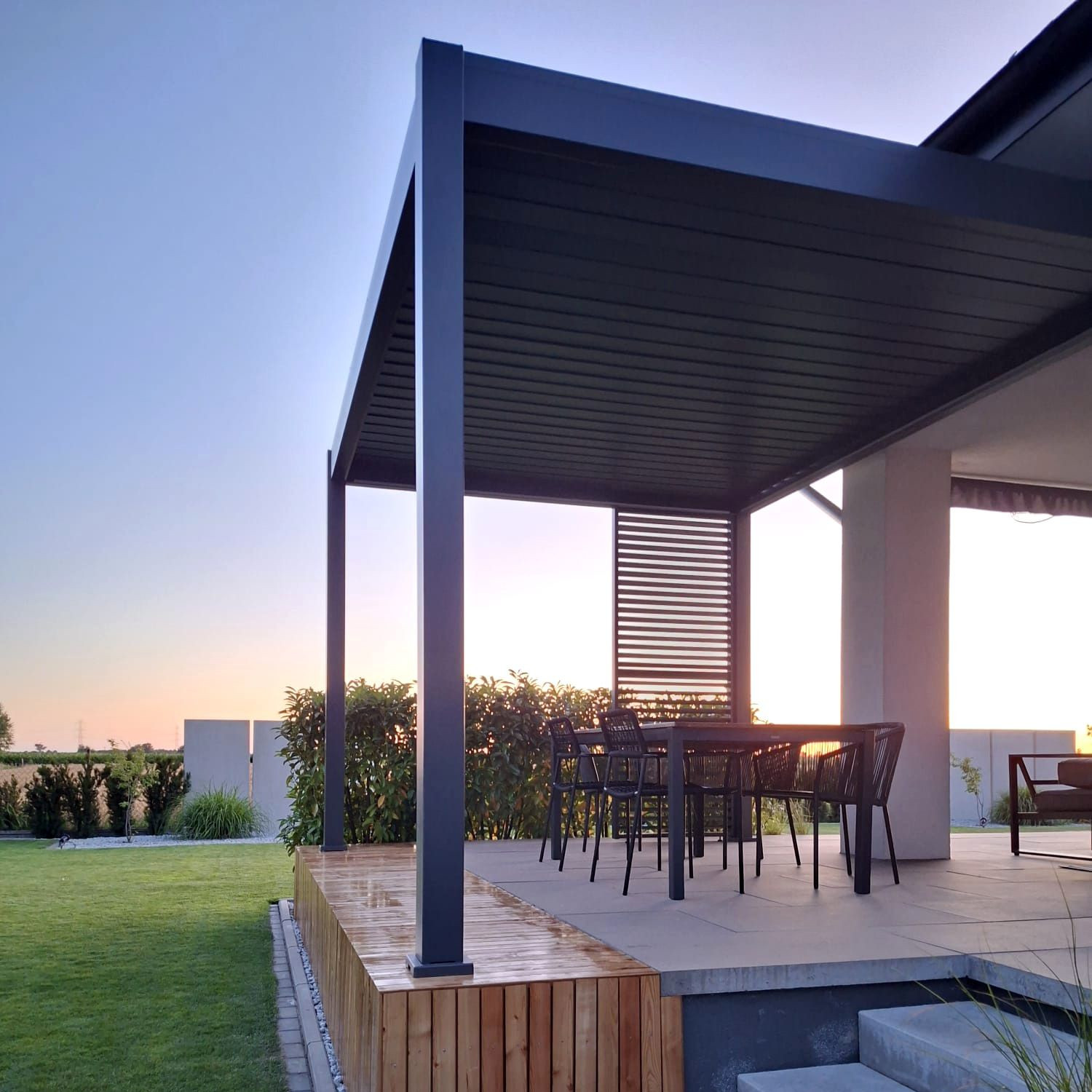 Pergola automatyczna ELEGANCE AUTOMATIC 3x4 z oświetleniem LED Anthracite - Gutroof zdjęcie realizacji 1