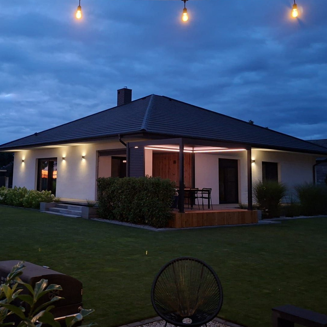 Pergola automatyczna ELEGANCE AUTOMATIC 3x4 z oświetleniem LED Anthracite - Gutroof zdjęcie realizacji 2