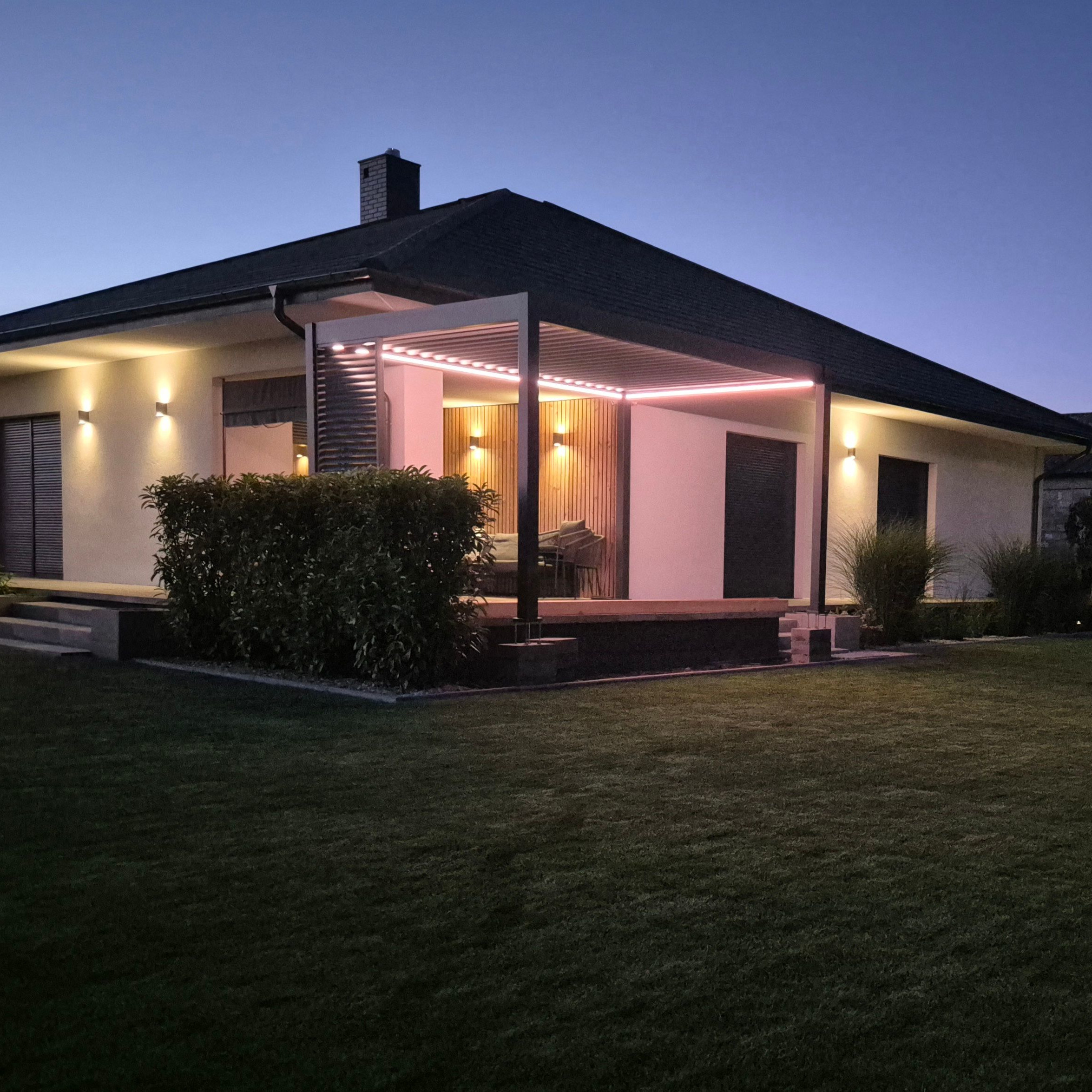 Pergola automatyczna ELEGANCE AUTOMATIC 3x4 z oświetleniem LED Anthracite - Gutroof zdjęcie realizacji 4