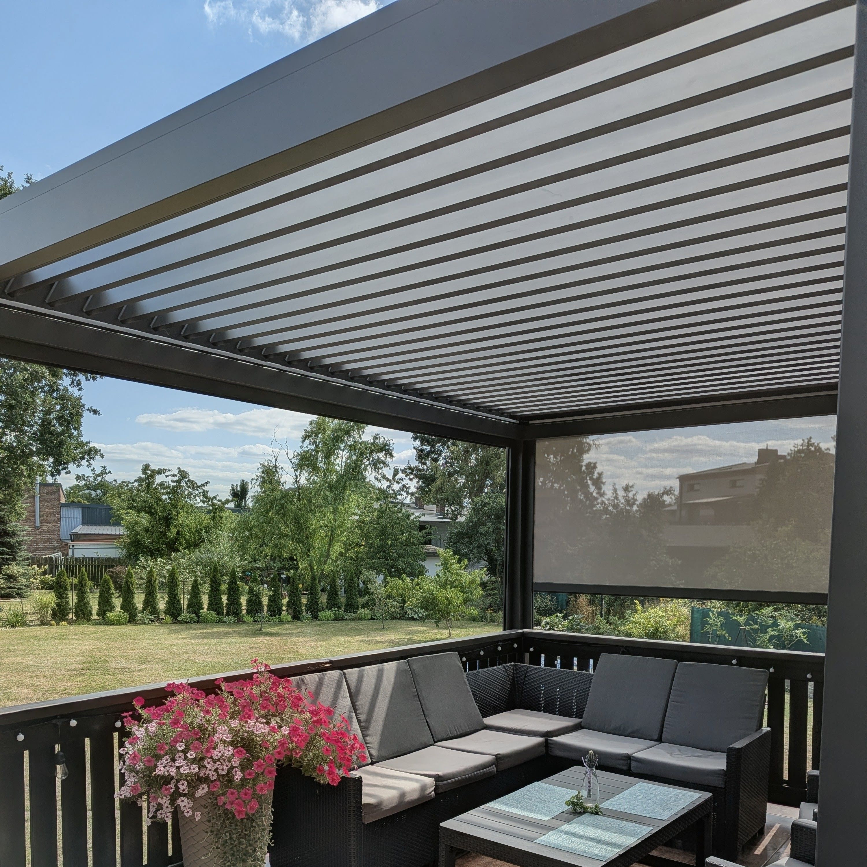 Pergola automatyczna ELEGANCE AUTOMATIC 3x4 z oświetleniem LED Anthracite - Gutroof zdjęcie realizacji 5