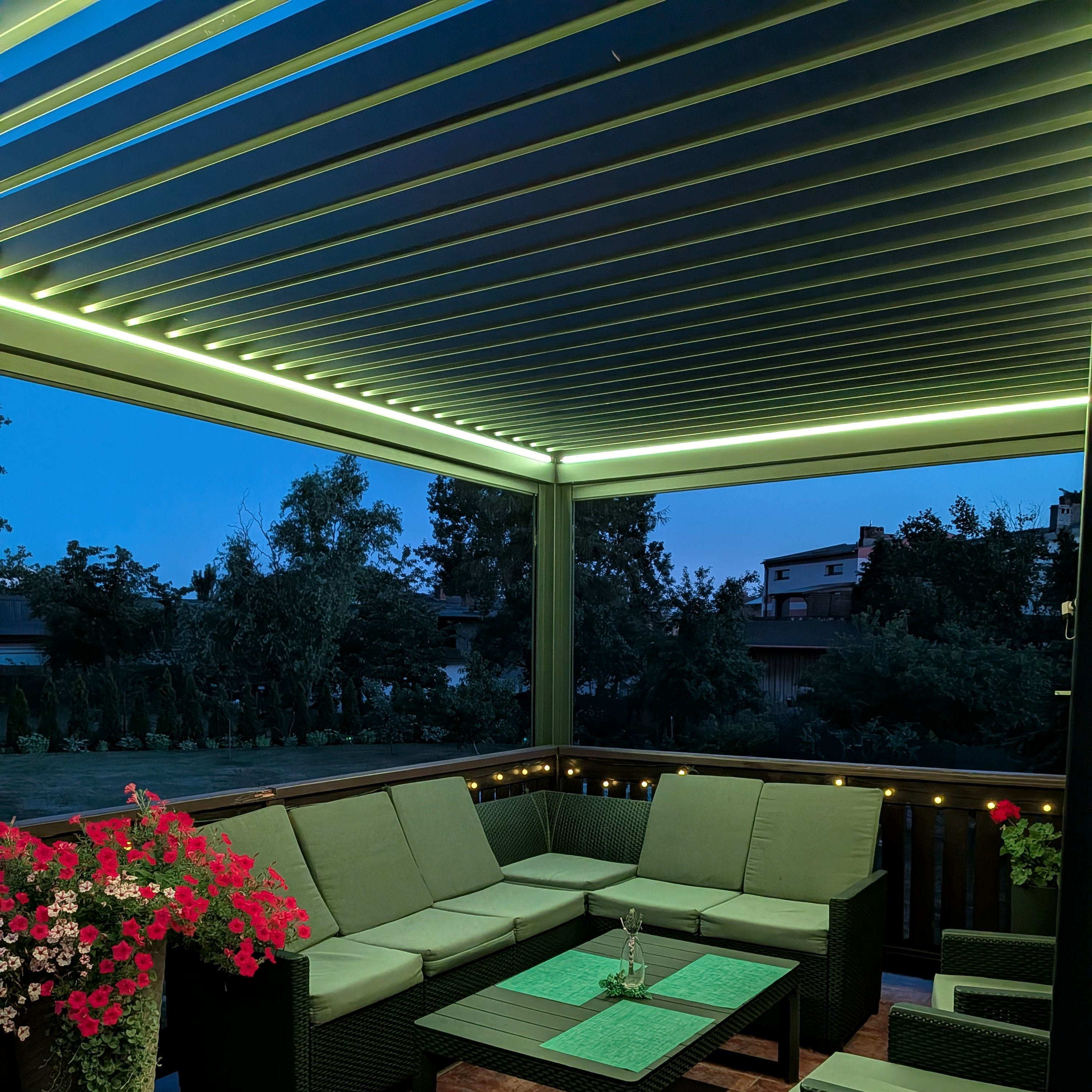 Pergola automatyczna ELEGANCE AUTOMATIC 3x4 z oświetleniem LED Anthracite - Gutroof zdjęcie realizacji 6