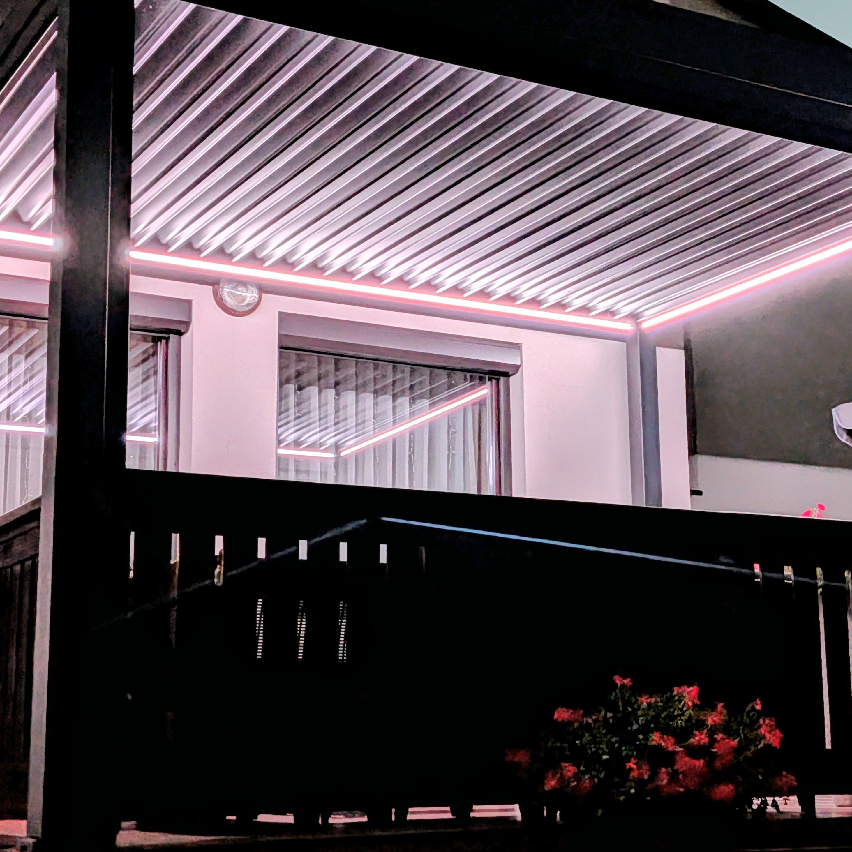 Pergola automatyczna ELEGANCE AUTOMATIC 3x4 z oświetleniem LED Anthracite - Gutroof zdjęcie realizacji 7