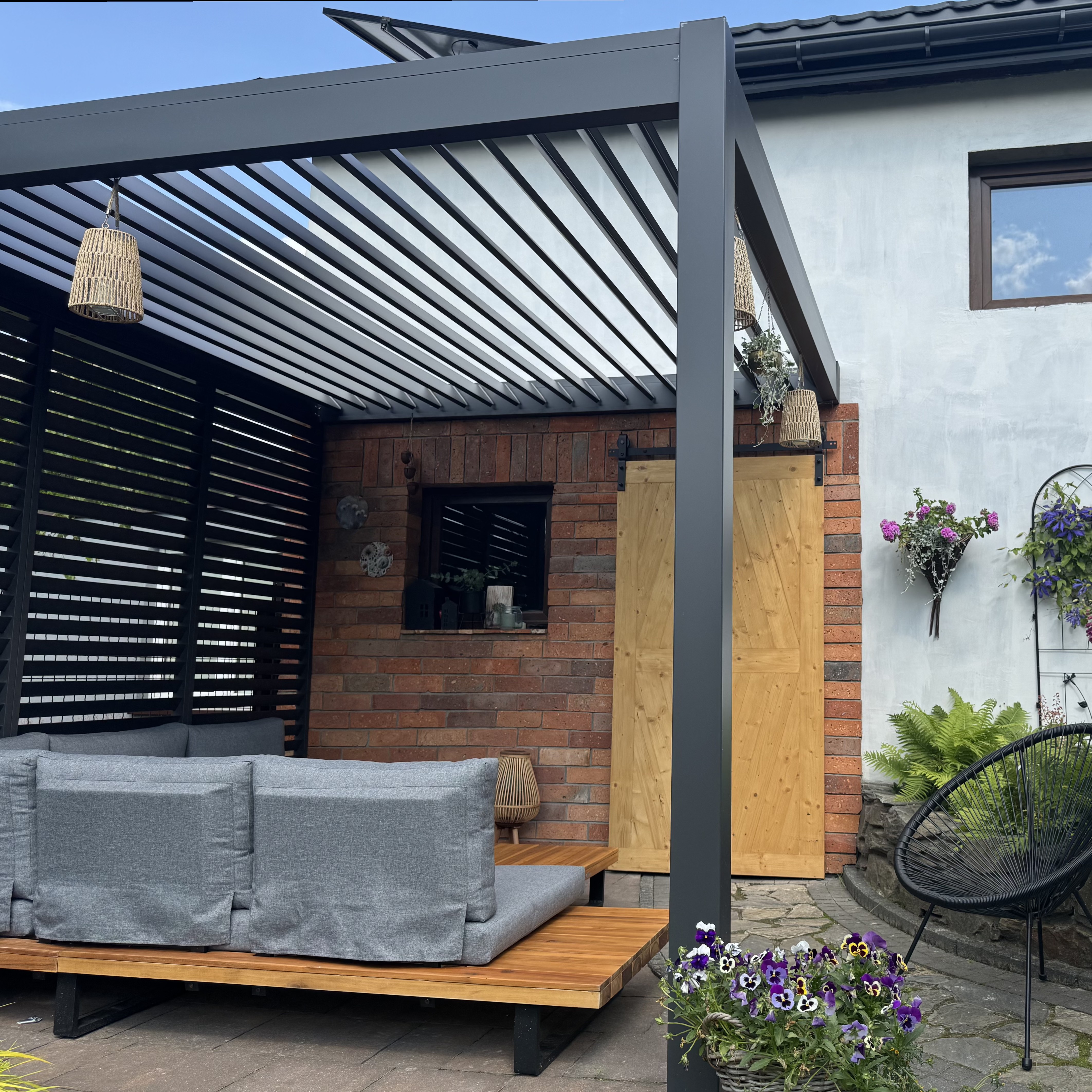 Przyścienna pergola ELEGANCE WALL 3x3 Anthracite - Gutroof zdjęcie realizacji 2