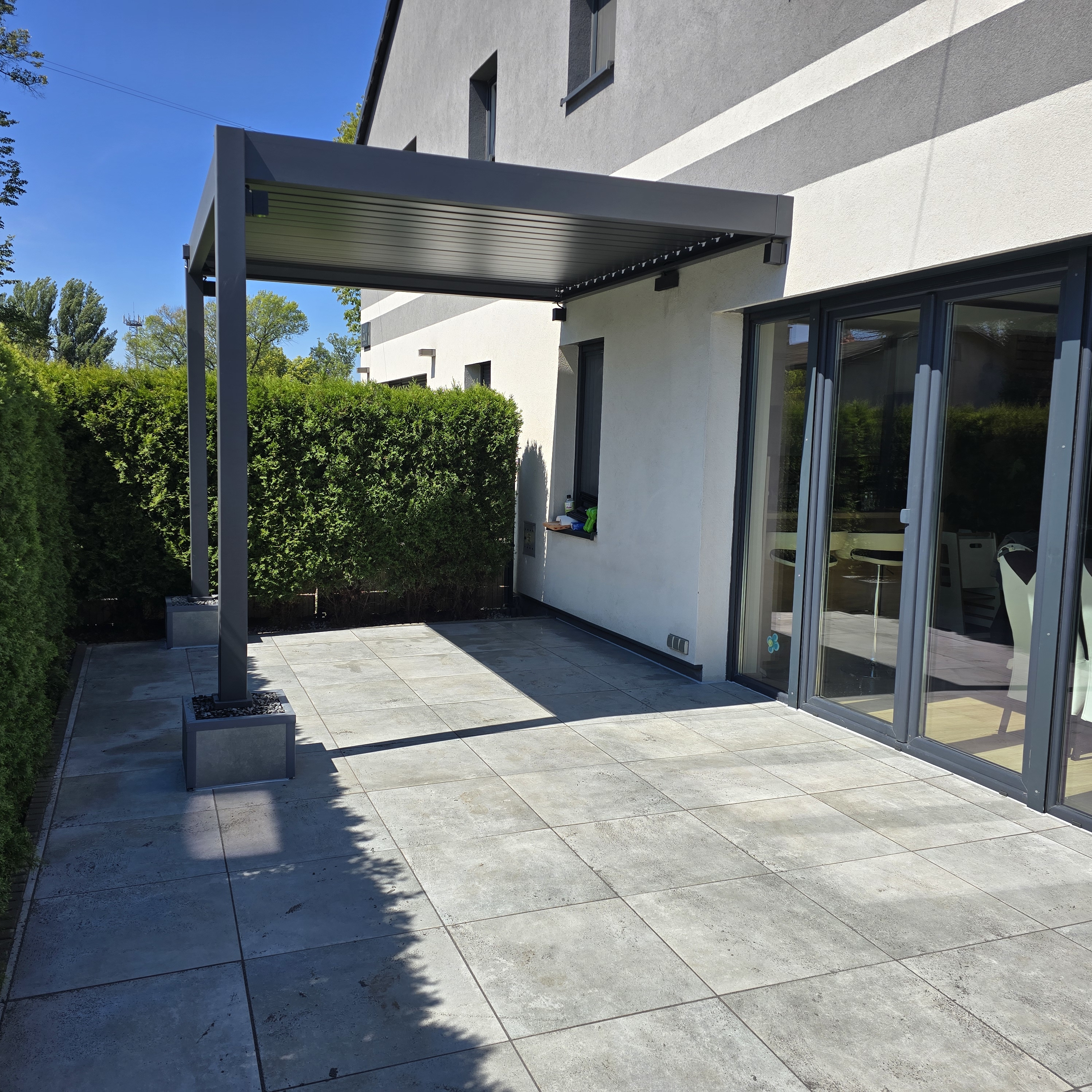 Przyścienna pergola ELEGANCE WALL 3x3 Anthracite - Gutroof zdjęcie realizacji 1