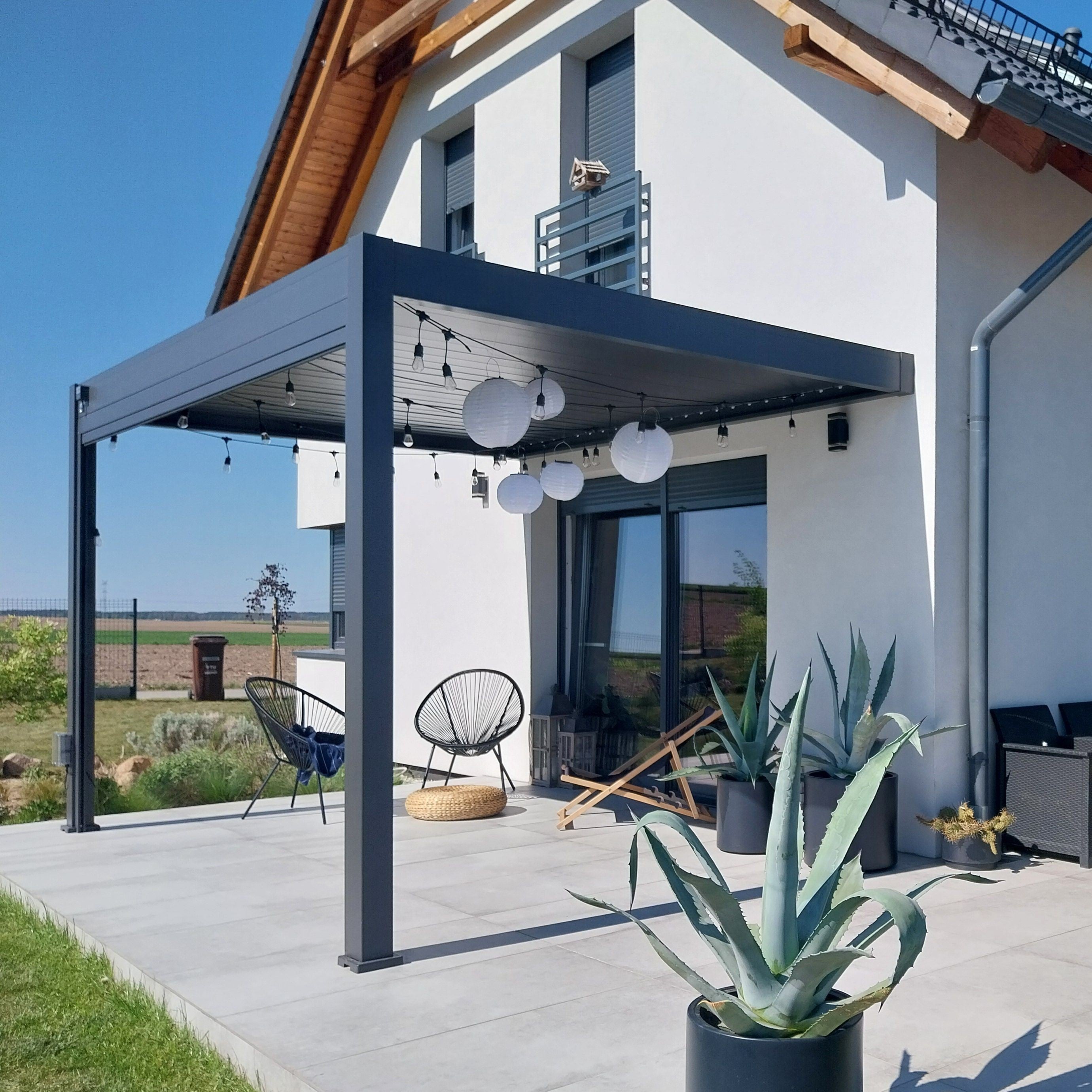 Przyścienna pergola ELEGANCE WALL 3x4 Anthracite - Gutroof  zdjęcie realizacji 1