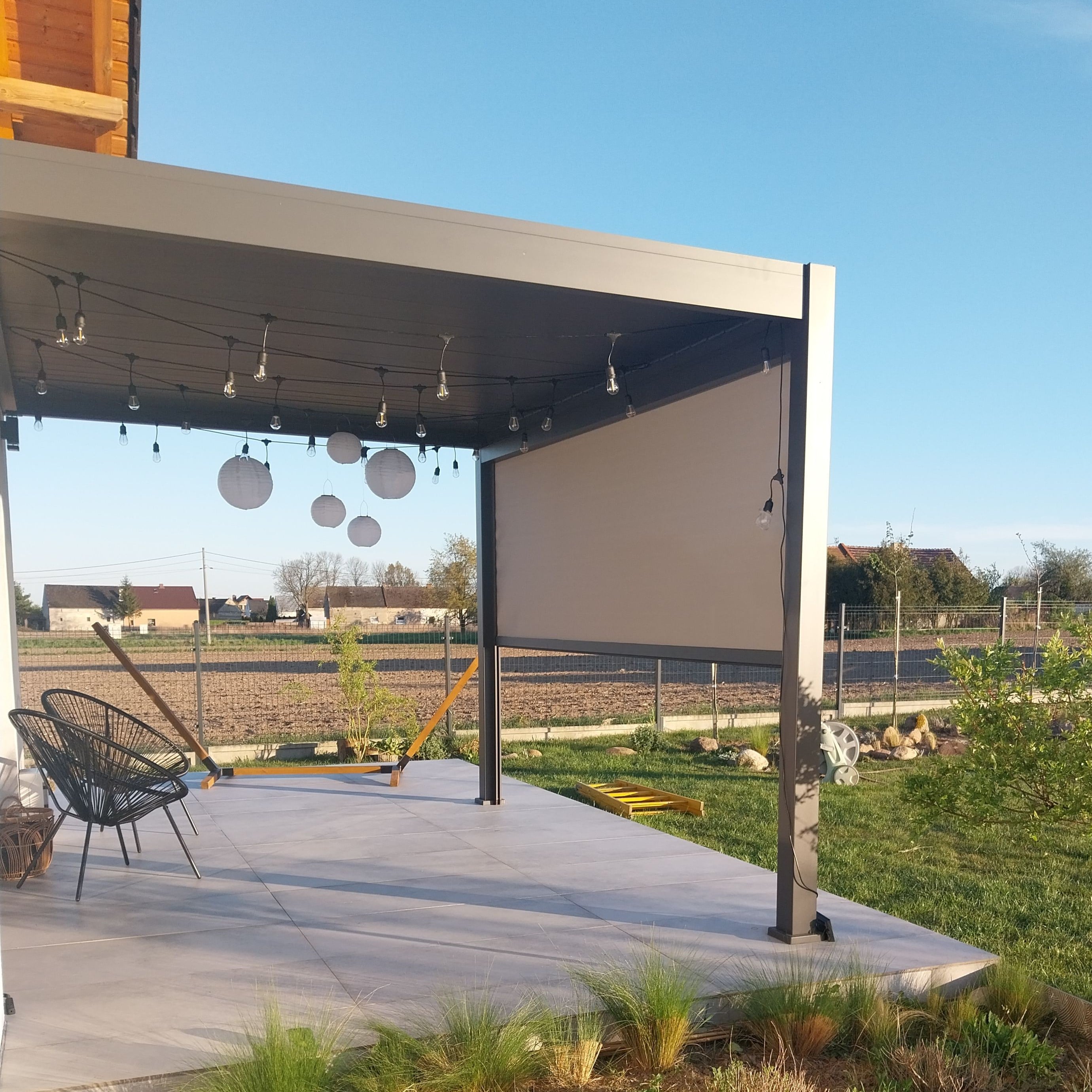 Przyścienna pergola ELEGANCE WALL 3x4 Anthracite - Gutroof  zdjęcie realizacji 2