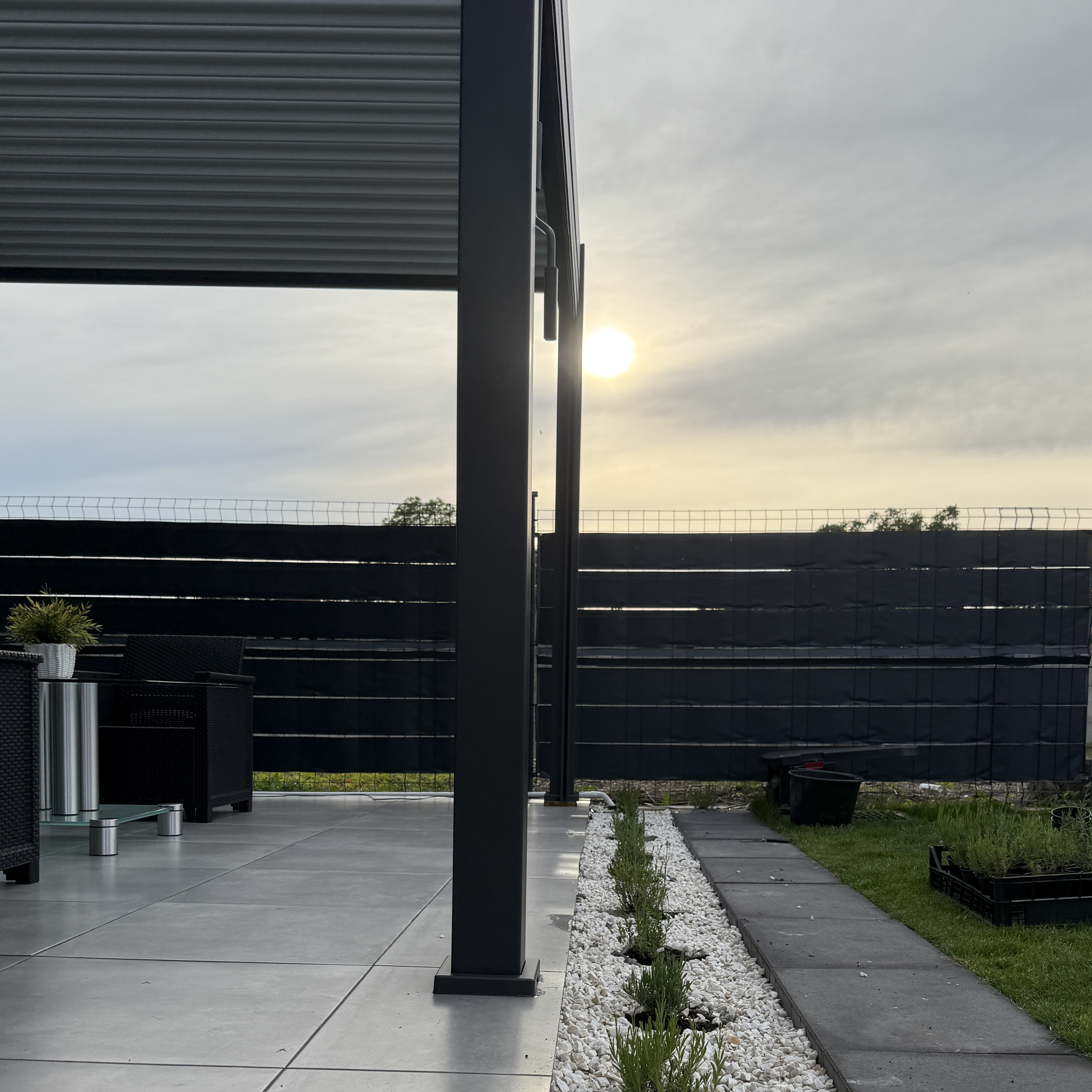 Przyścienna pergola ELEGANCE WALL 3x4 Anthracite/Light Grey - Gutroof zdjęcie realizacji 1