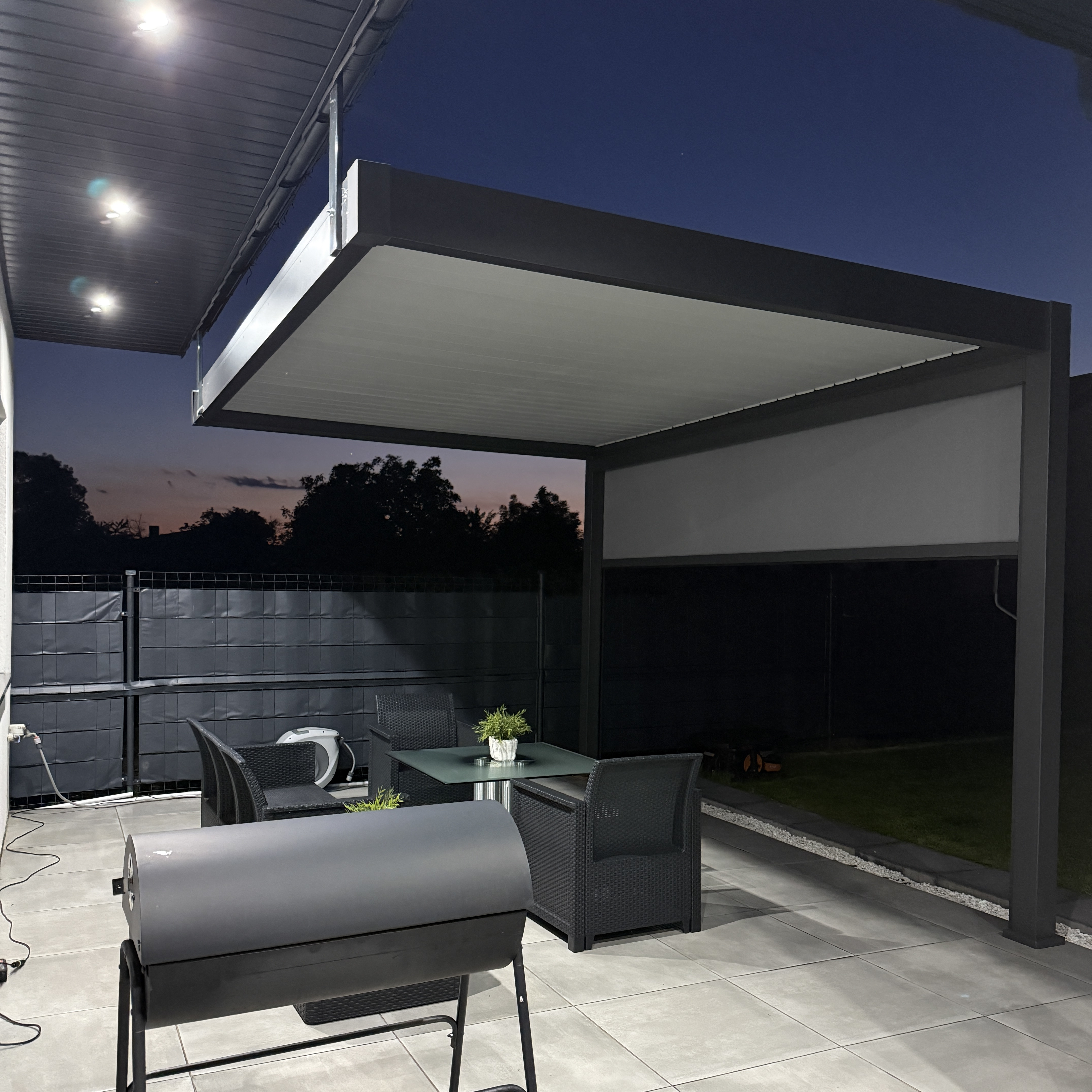 Przyścienna pergola ELEGANCE WALL 3x4 Anthracite/Light Grey - Gutroof zdjęcie realizacji 2