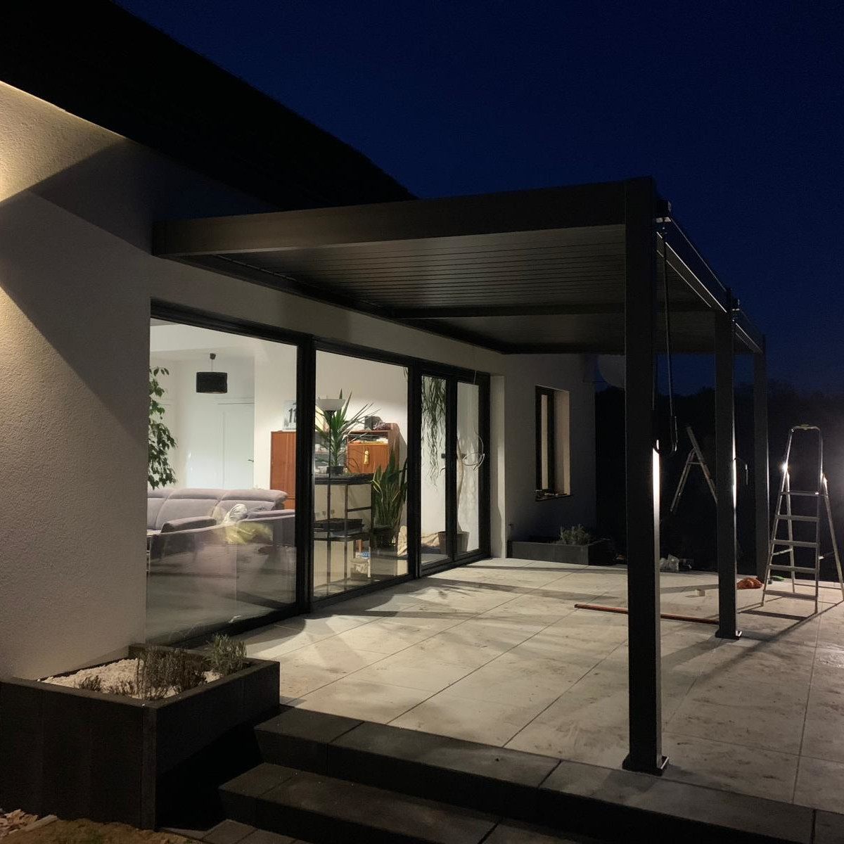 Przyścienna pergola ELEGANCE WALL 3x6 Anthracite - Gutroof zdjęcie realizacji 1