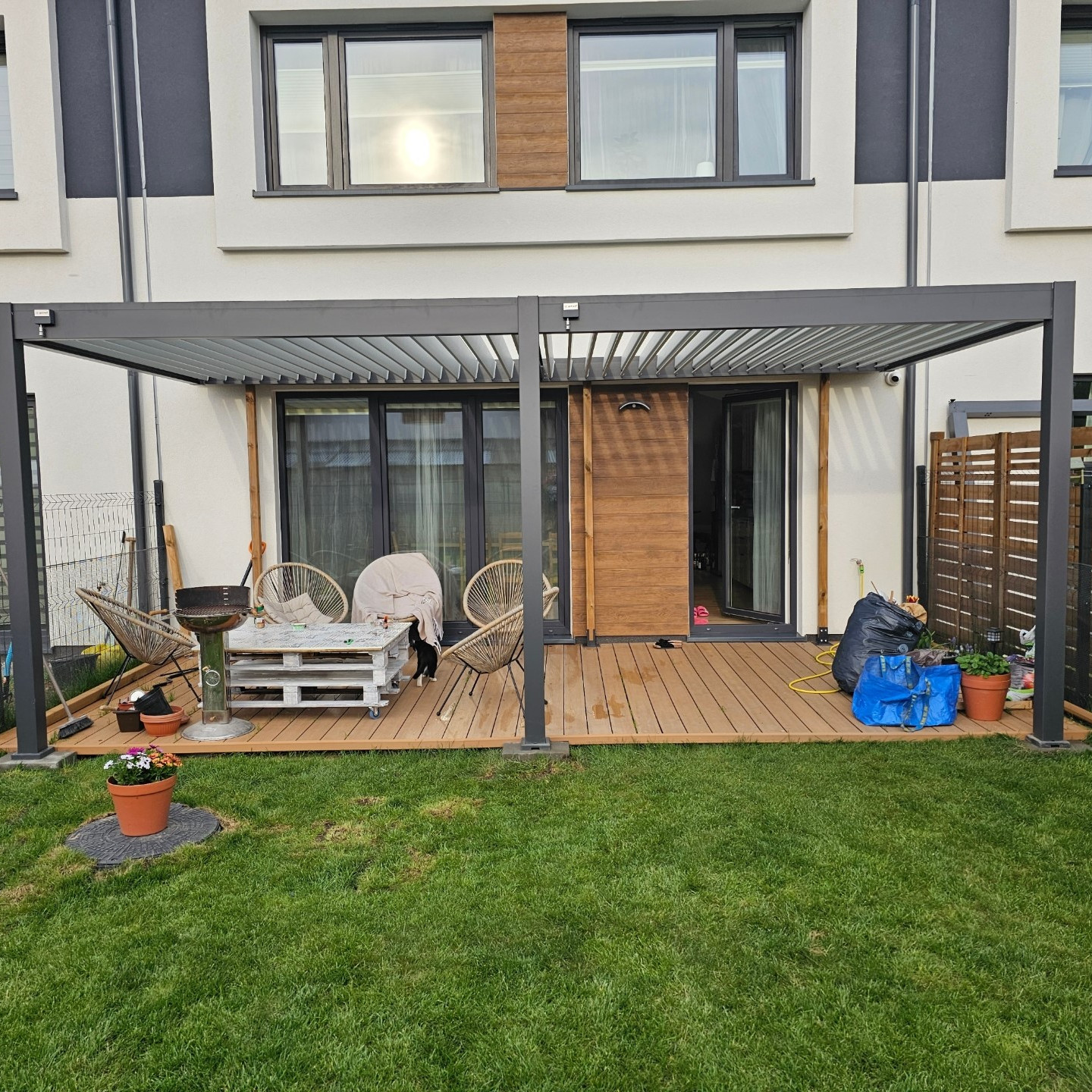 Przyścienna pergola ELEGANCE WALL 3x6 Anthracite - Gutroof zdjęcie realizacji 2