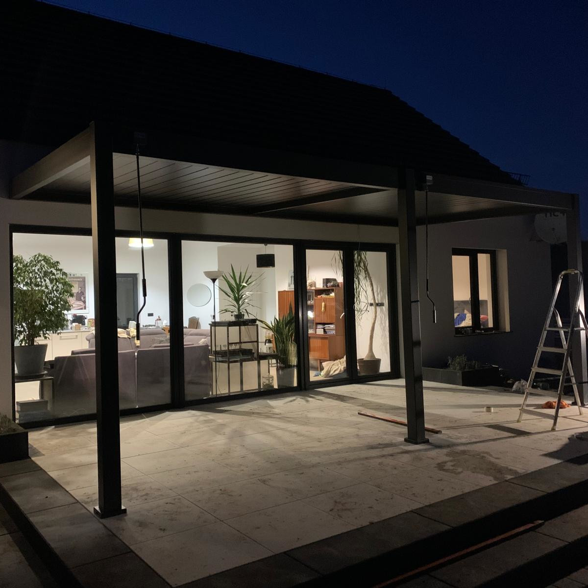 Przyścienna pergola ELEGANCE WALL 3x6 Anthracite - Gutroof zdjęcie realizacji 3