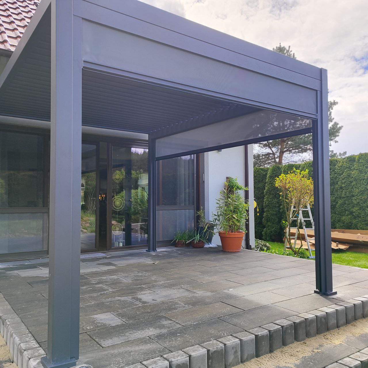 Pergola aluminiowa na taras DELUXE 3,6x4 Anthracite - Gutroof  zdjęcie realizacji 5