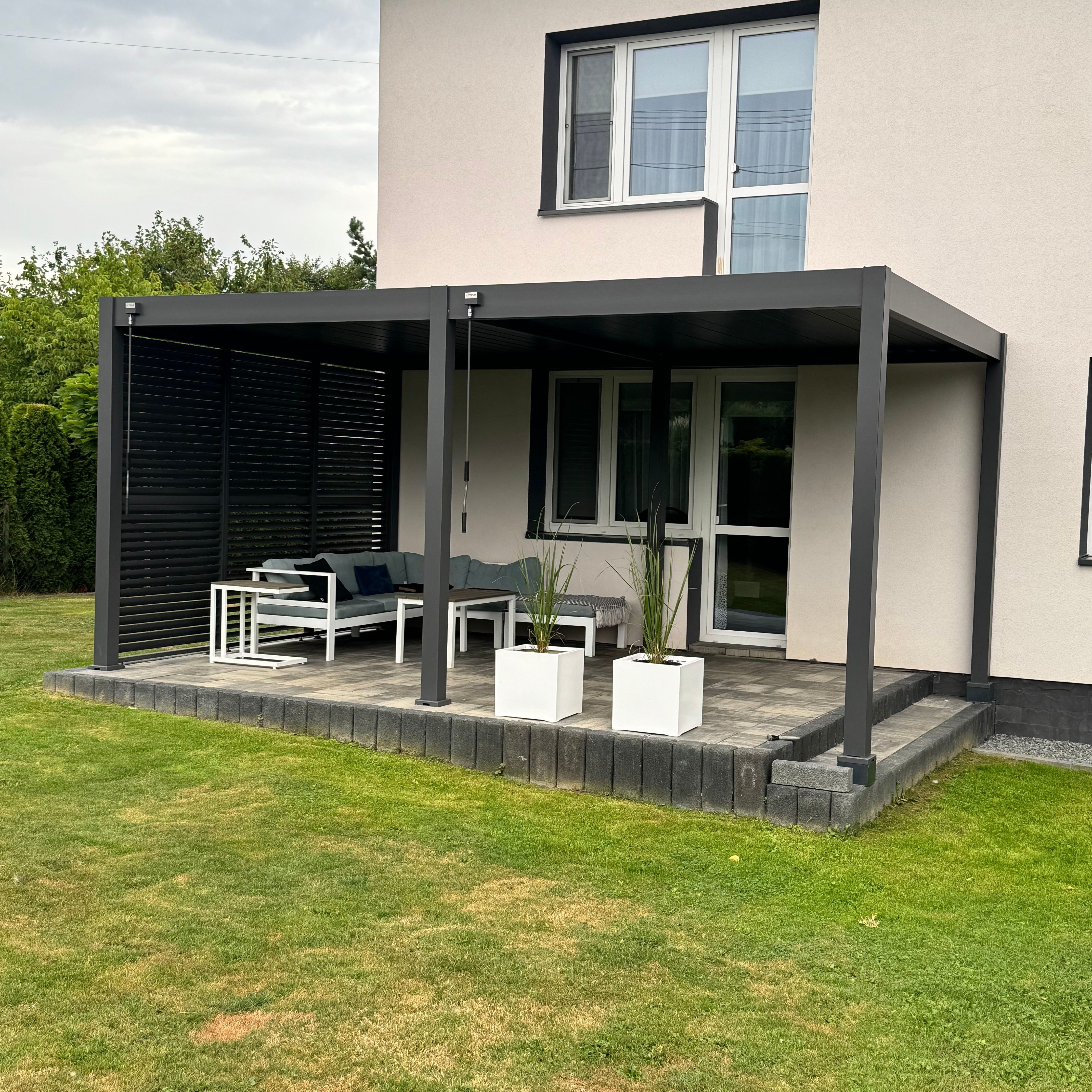 Pergola tarasowa DELUXE 3,6x5,3 Anthracite - Gutroof zdjęcie realizacji 1