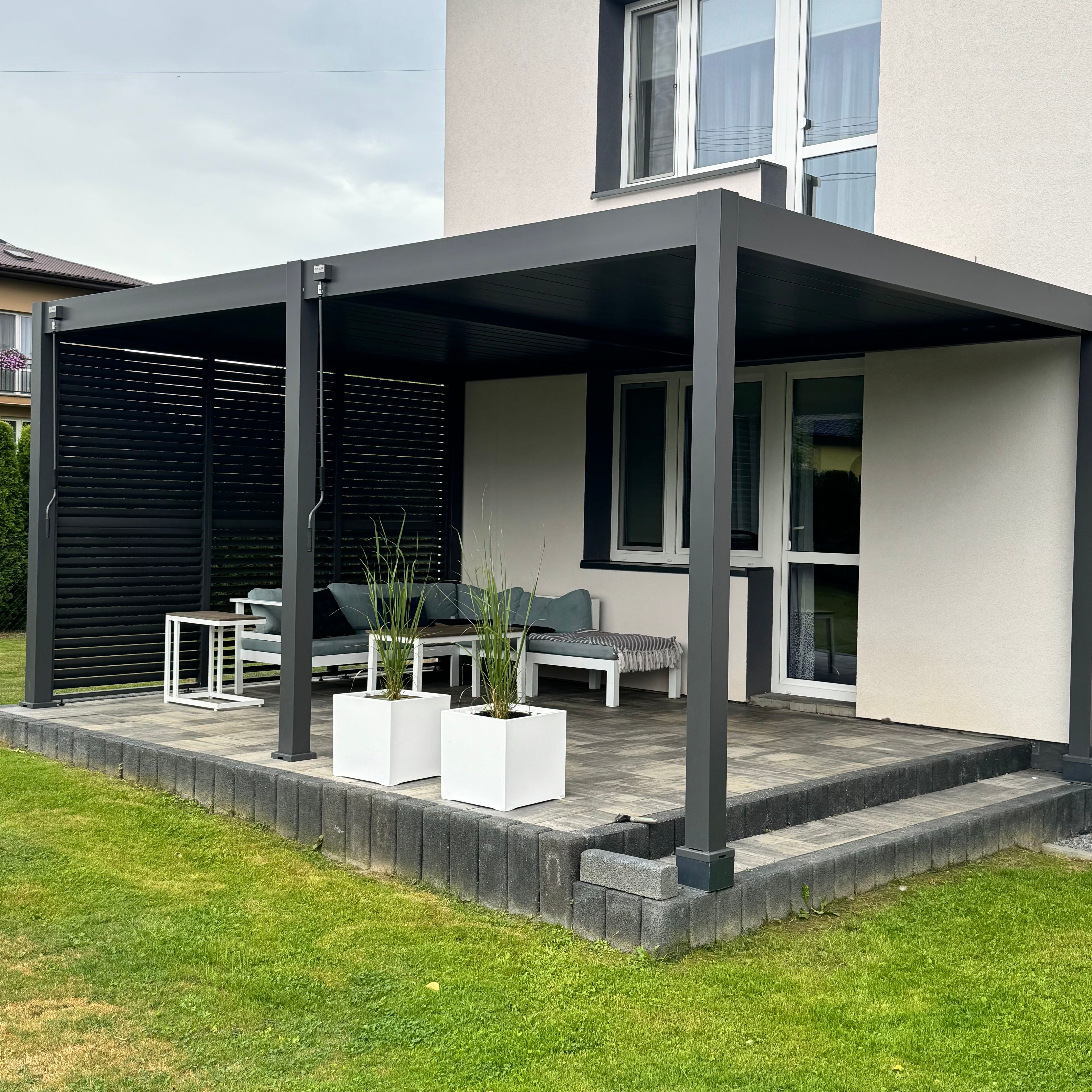 Pergola tarasowa DELUXE 3,6x5,3 Anthracite - Gutroof zdjęcie realizacji 2