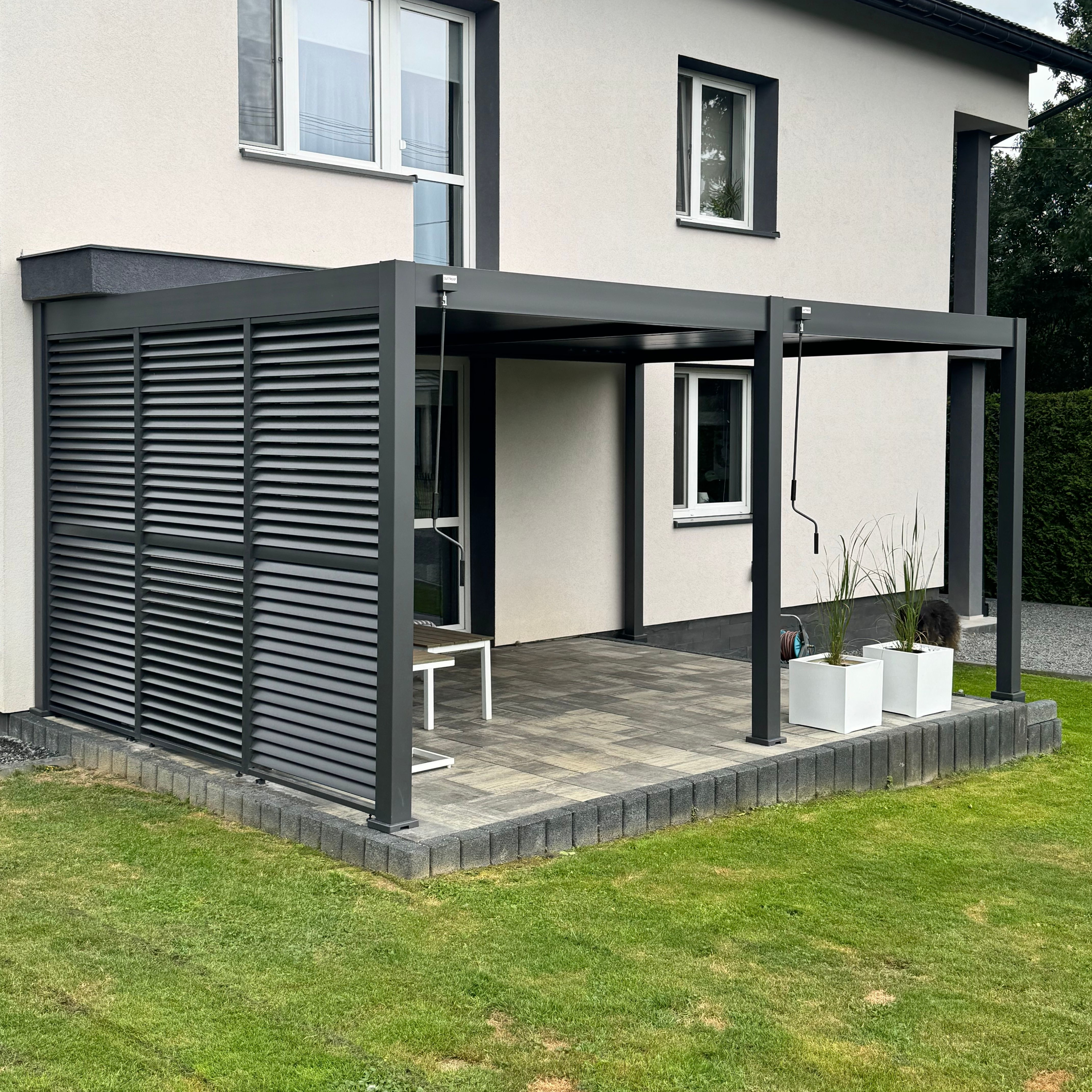 Pergola tarasowa DELUXE 3,6x5,3 Anthracite - Gutroof zdjęcie realizacji 3