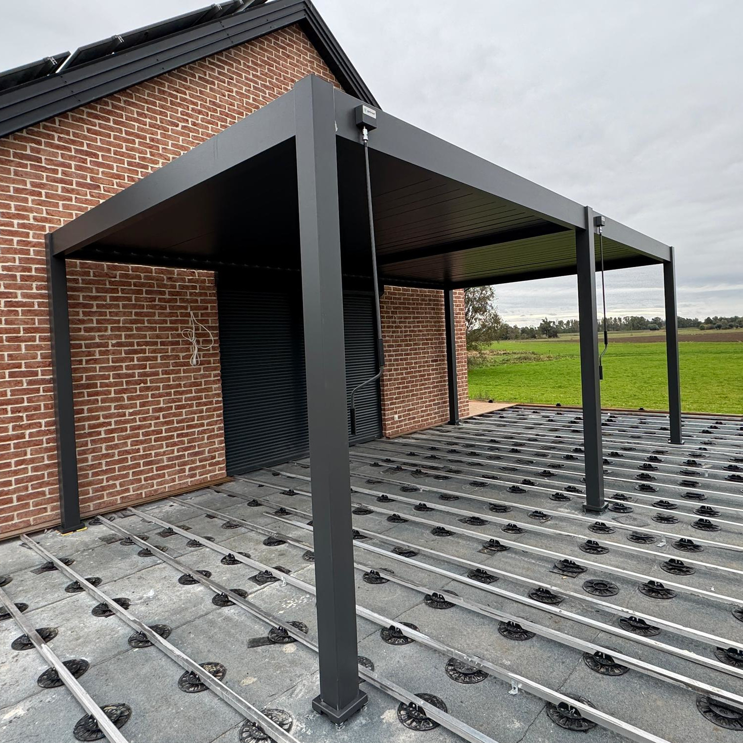Pergola tarasowa 3.6x7.2 DELUXE Anthracite - Gutroof  zdjęcie realizacji 1