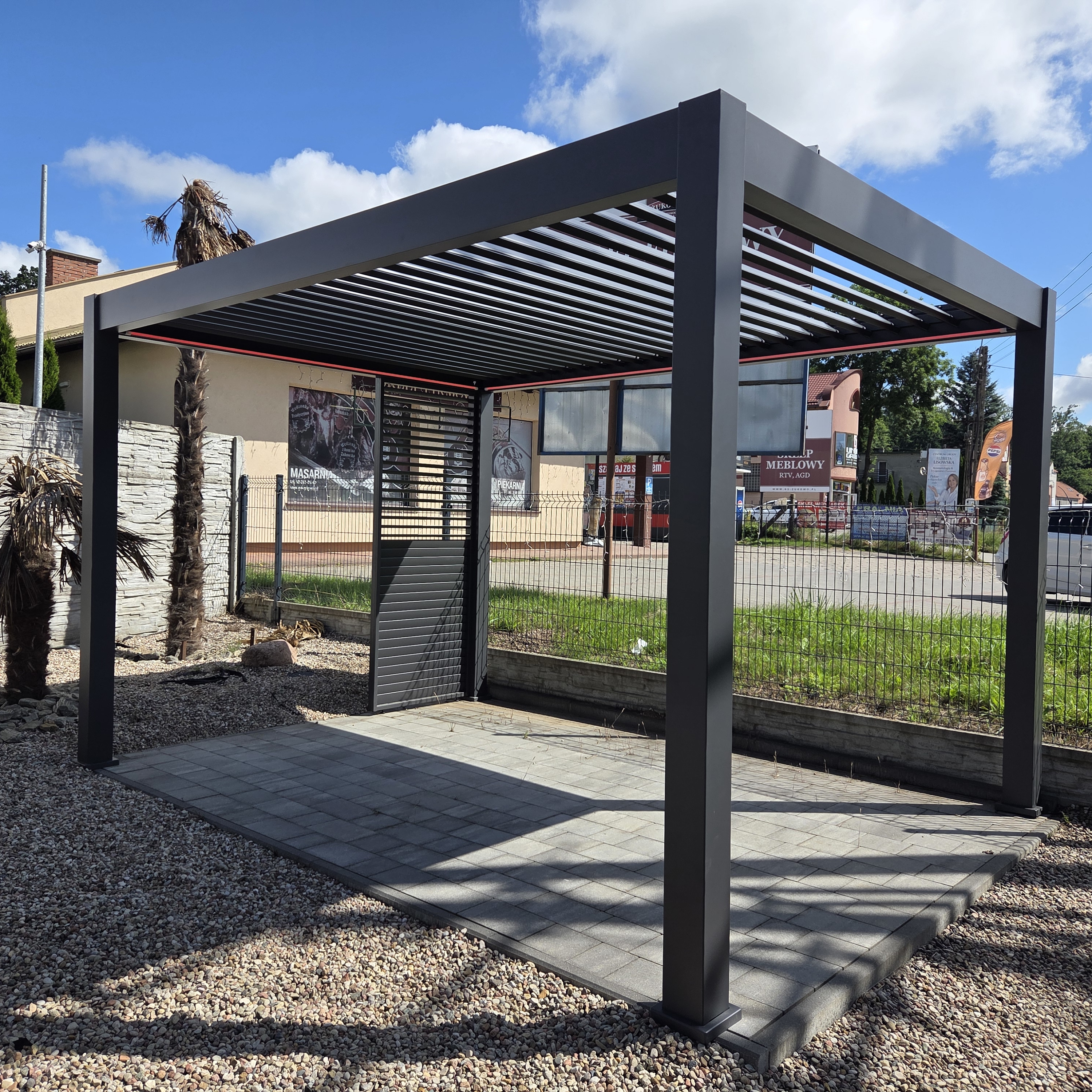 Pergola elektryczna tarasowa DELUXE PRO AUTOMATIC 3x4 z oświetleniem LED, Anthracite - Gutroof  zdjęcie realizacji 2