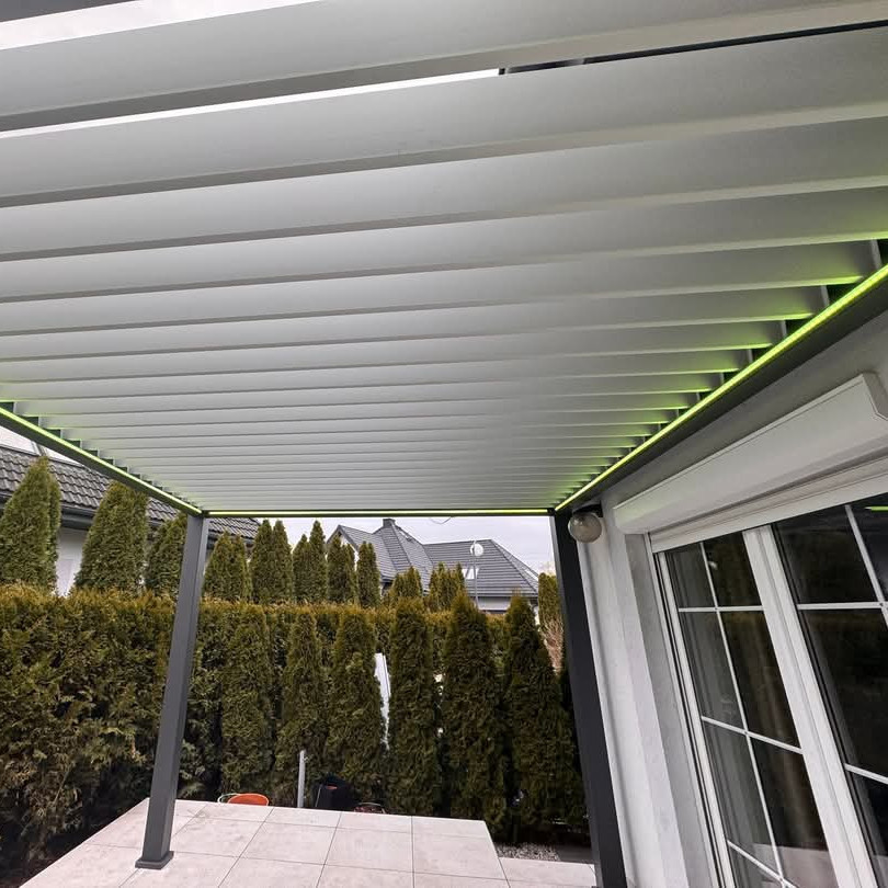 Pergola elektryczna tarasowa DELUXE PRO AUTOMATIC 3x4 z oświetleniem LED, Anthracite/Light Grey - Gutroof zdjęcie realizacji 1